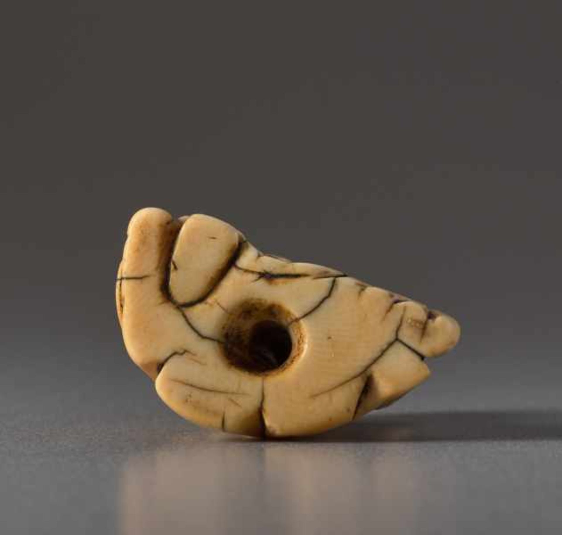 AN IVORY NETSUKE OF AN IMMORTAL ON A ROCK Ivory netsuke. Japan, 18th centuryLarge head of a wise - Image 5 of 5