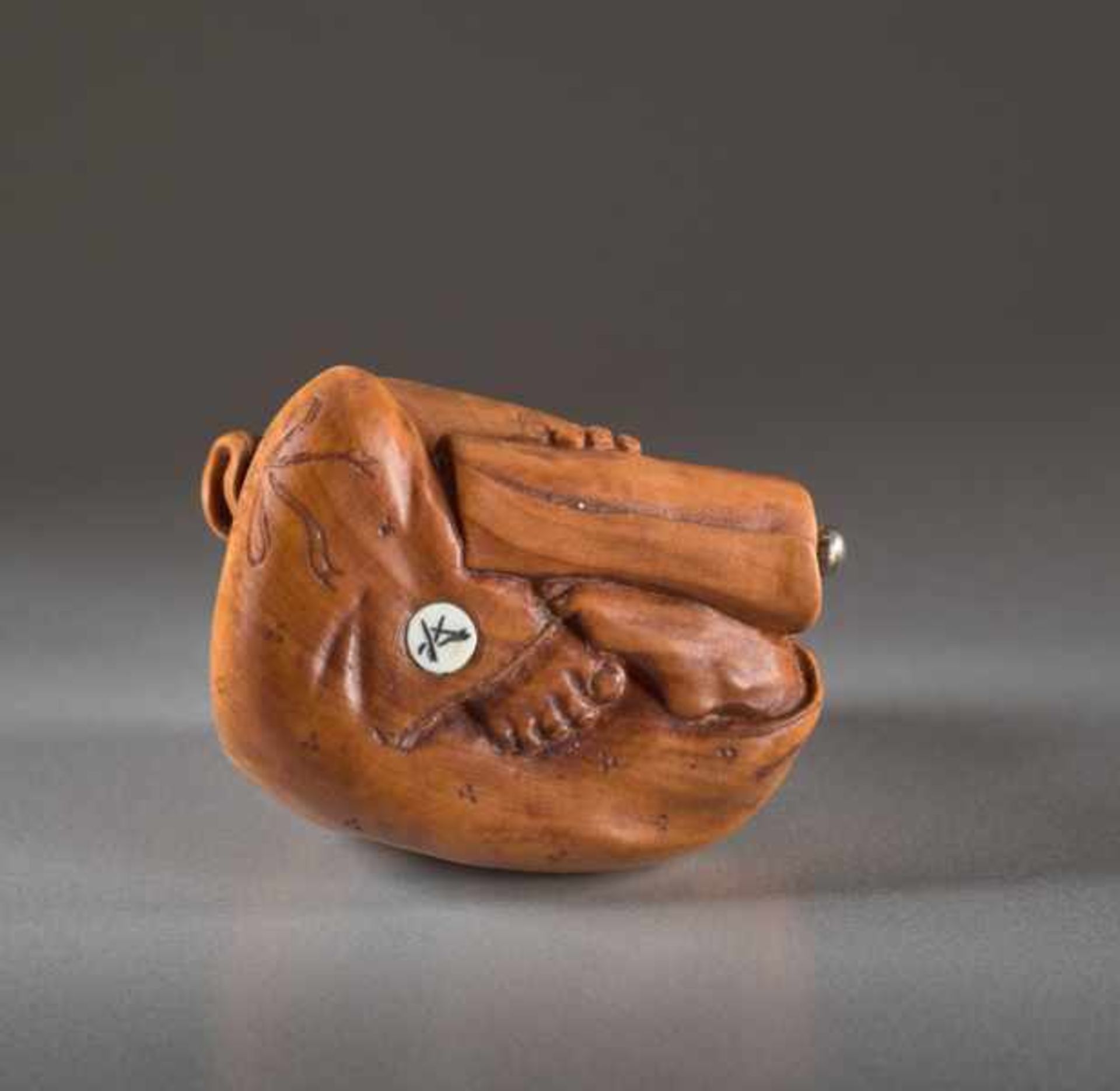 A BOXWOOD NETSUKE BY ALEXANDER DERKACHENKO OF DARUMA Boxwood netsuke. Japan, Daruma is the famous - Image 6 of 6