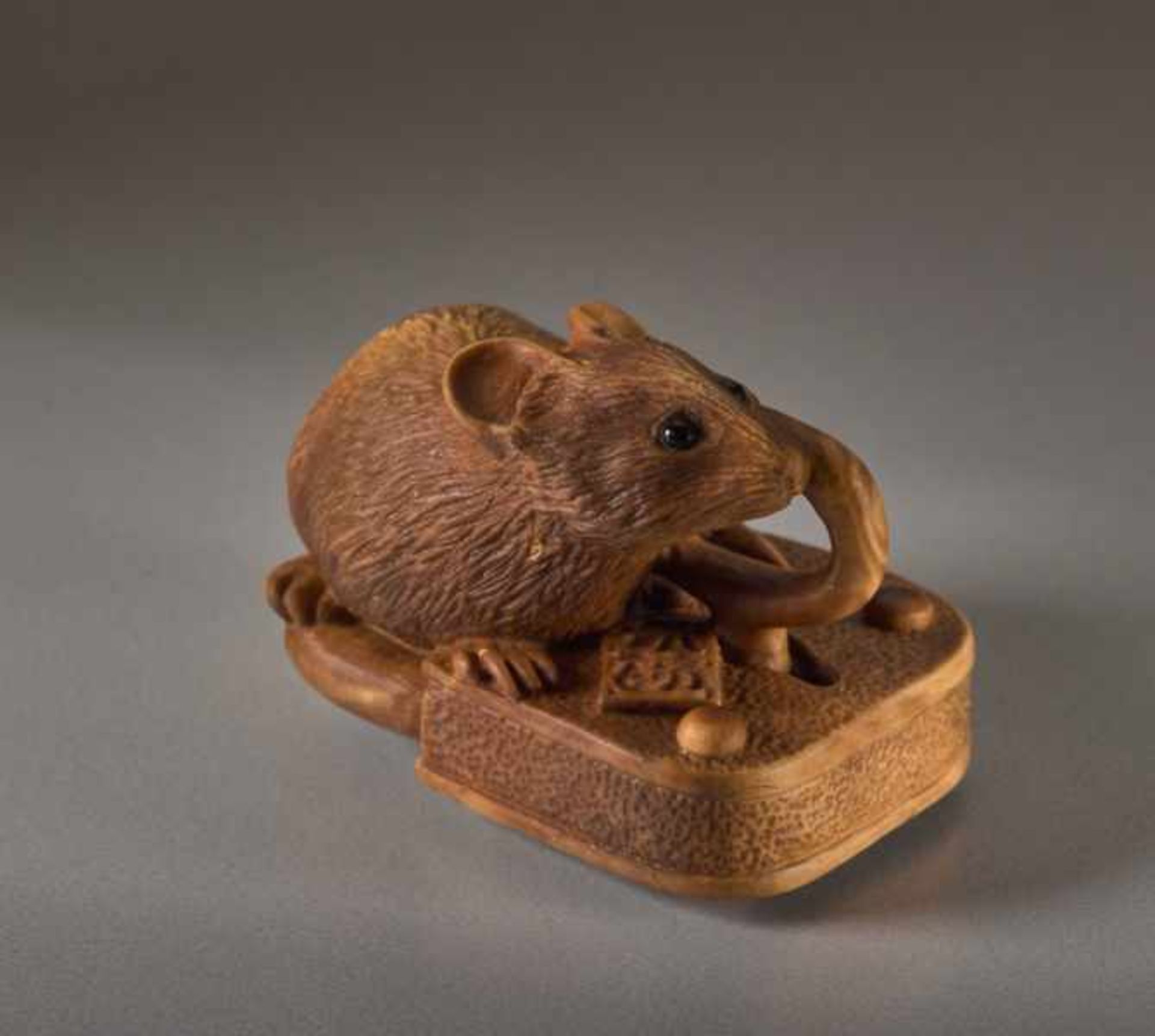 A BOXWOOD NETSUKE BY ALEXANDER DERKACHENKO Boxwood netsuke. Japan, Nezumi, the Japanese word for rat - Image 4 of 7