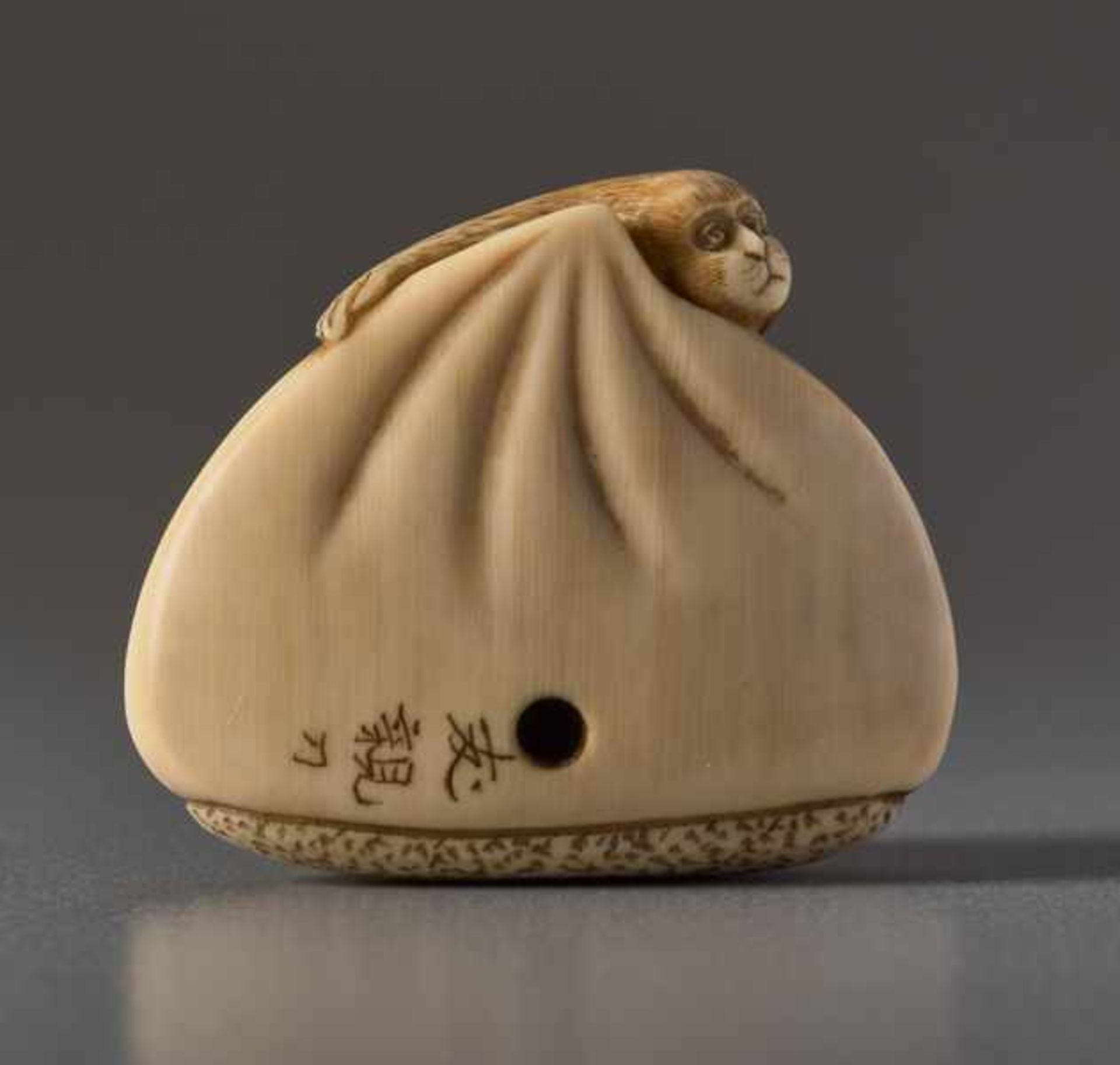 AN IVORY NETSUKE BY TOMOCHIKA OF MONKEYS IN A CHESTNUT Ivory netsuke. Japan, 19th centuryThis - Image 6 of 7