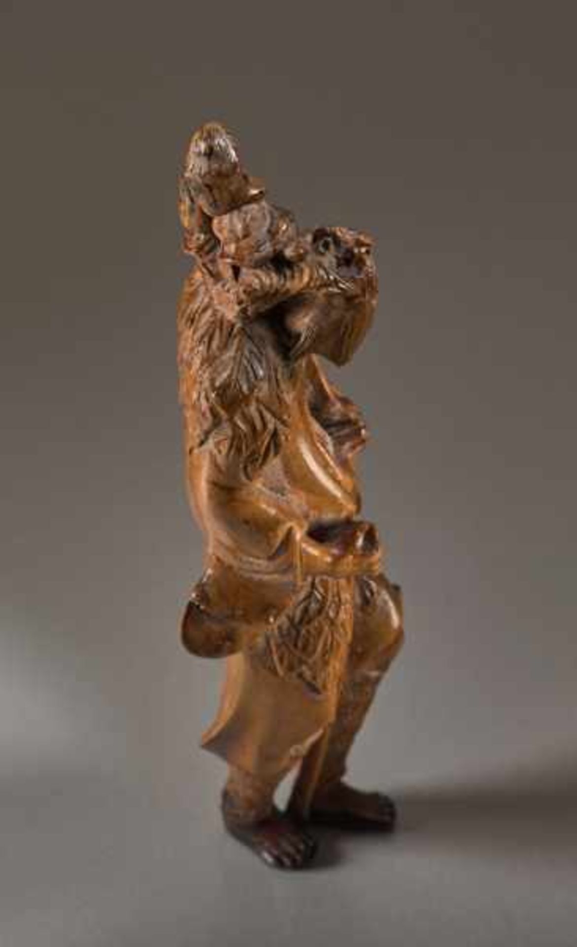 A TALL WOOD NETSUKE OF TEKKAI SENNIN Wood netsuke. Japan, 19th centuryThe immortal with his iron - Image 4 of 8