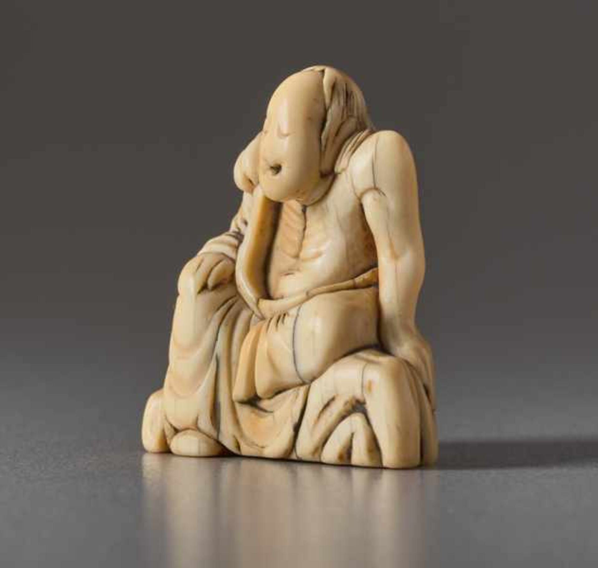 AN IVORY NETSUKE OF AN IMMORTAL ON A ROCK Ivory netsuke. Japan, 18th centuryLarge head of a wise - Image 3 of 5