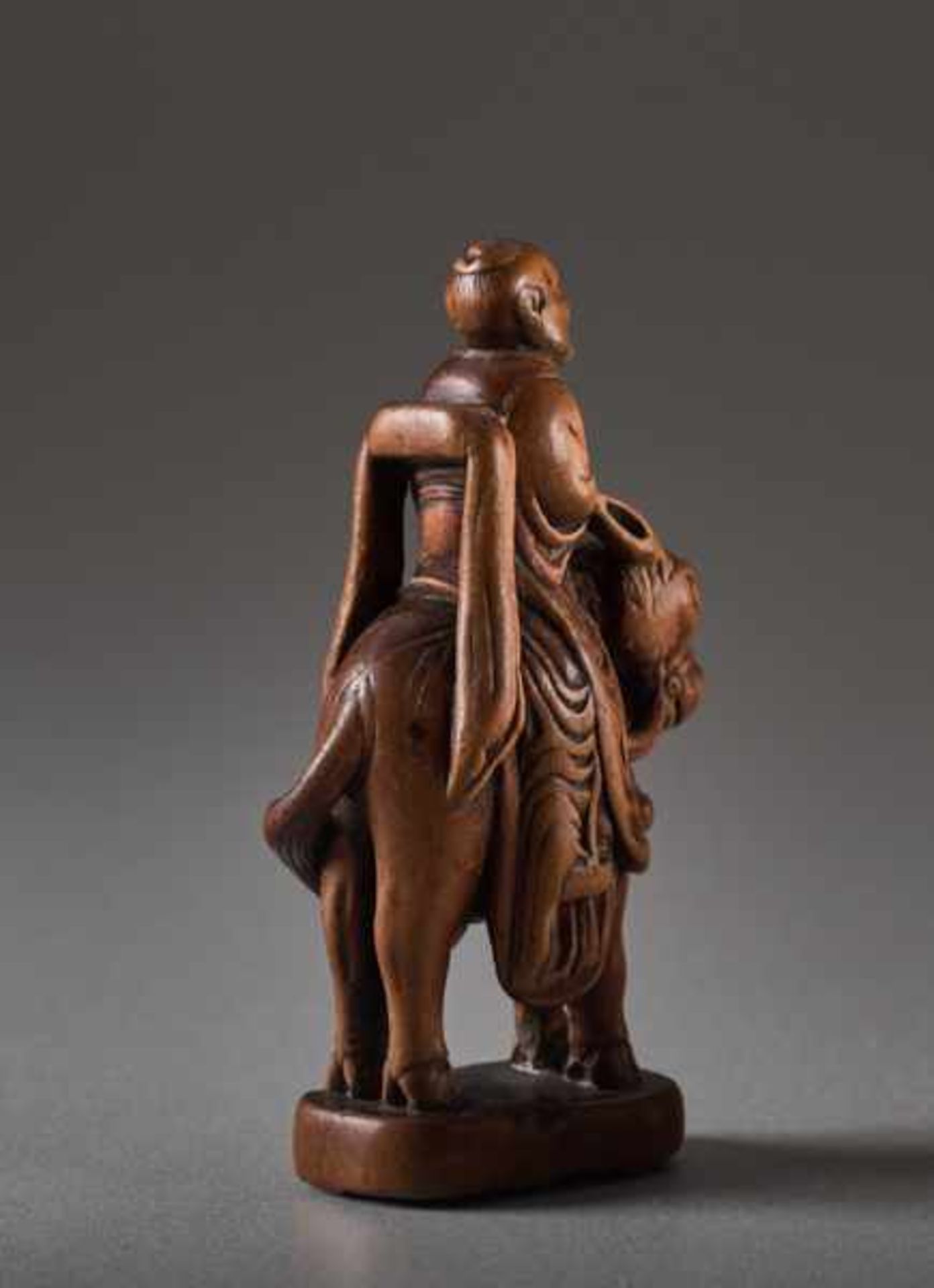 A WOOD NETSUKE OF TOBA SEATED ON HIS MULE Wood netsuke. Japan, 19th centuryToba is a historic - Image 4 of 5