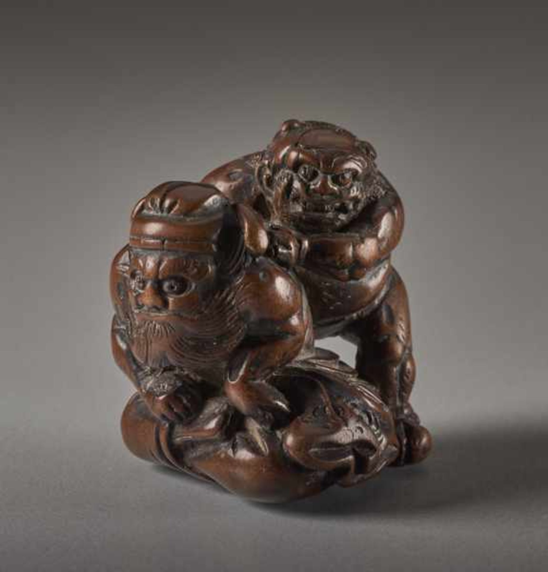 A WOOD NETSUKE OF THE DEMON QUELLER SHOKI WITH ONI Wood netsuke. Japan, 19th centuryThe famous - Image 6 of 6