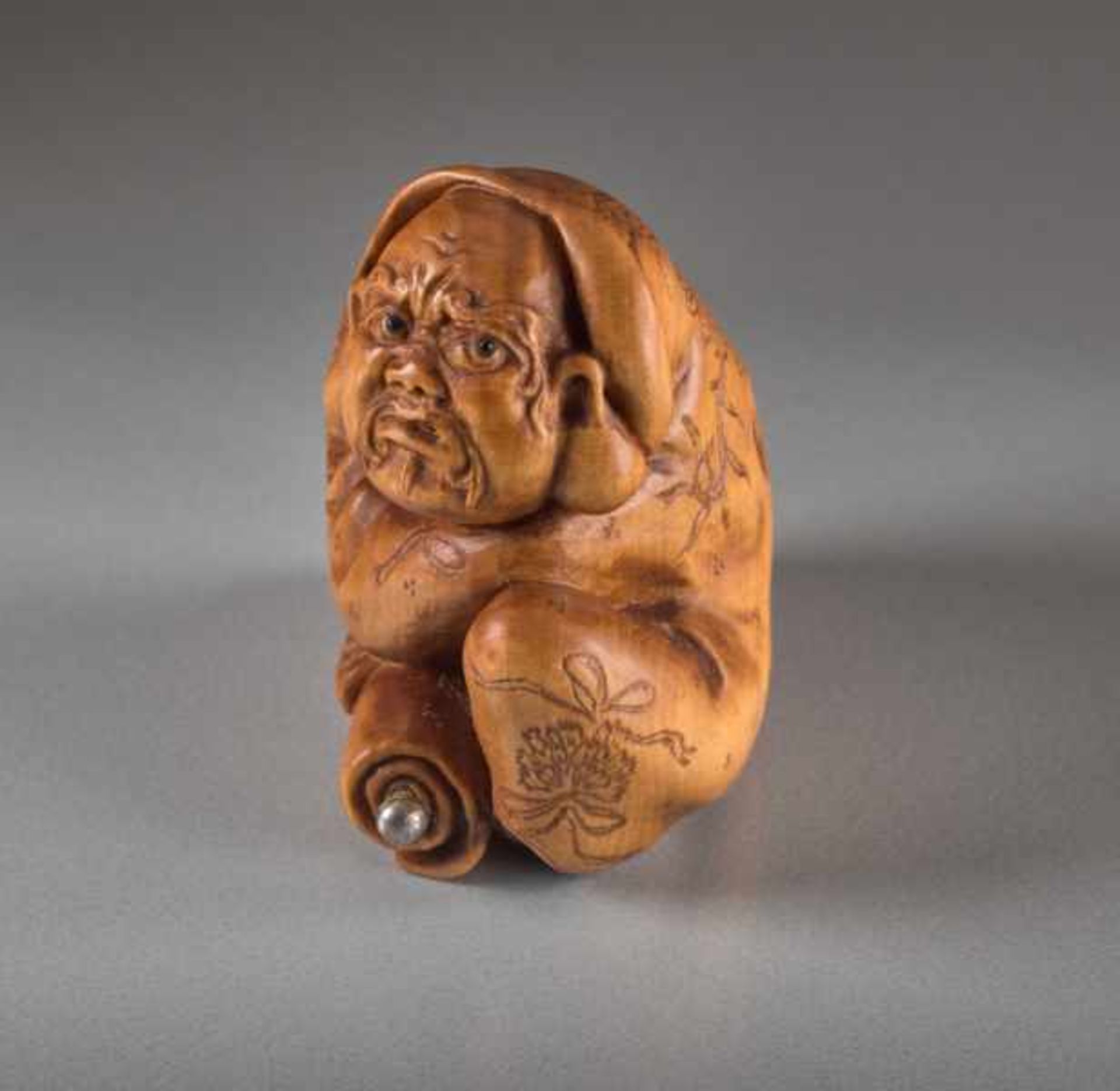 A BOXWOOD NETSUKE BY ALEXANDER DERKACHENKO OF DARUMA Boxwood netsuke. Japan, Daruma is the famous - Image 3 of 6