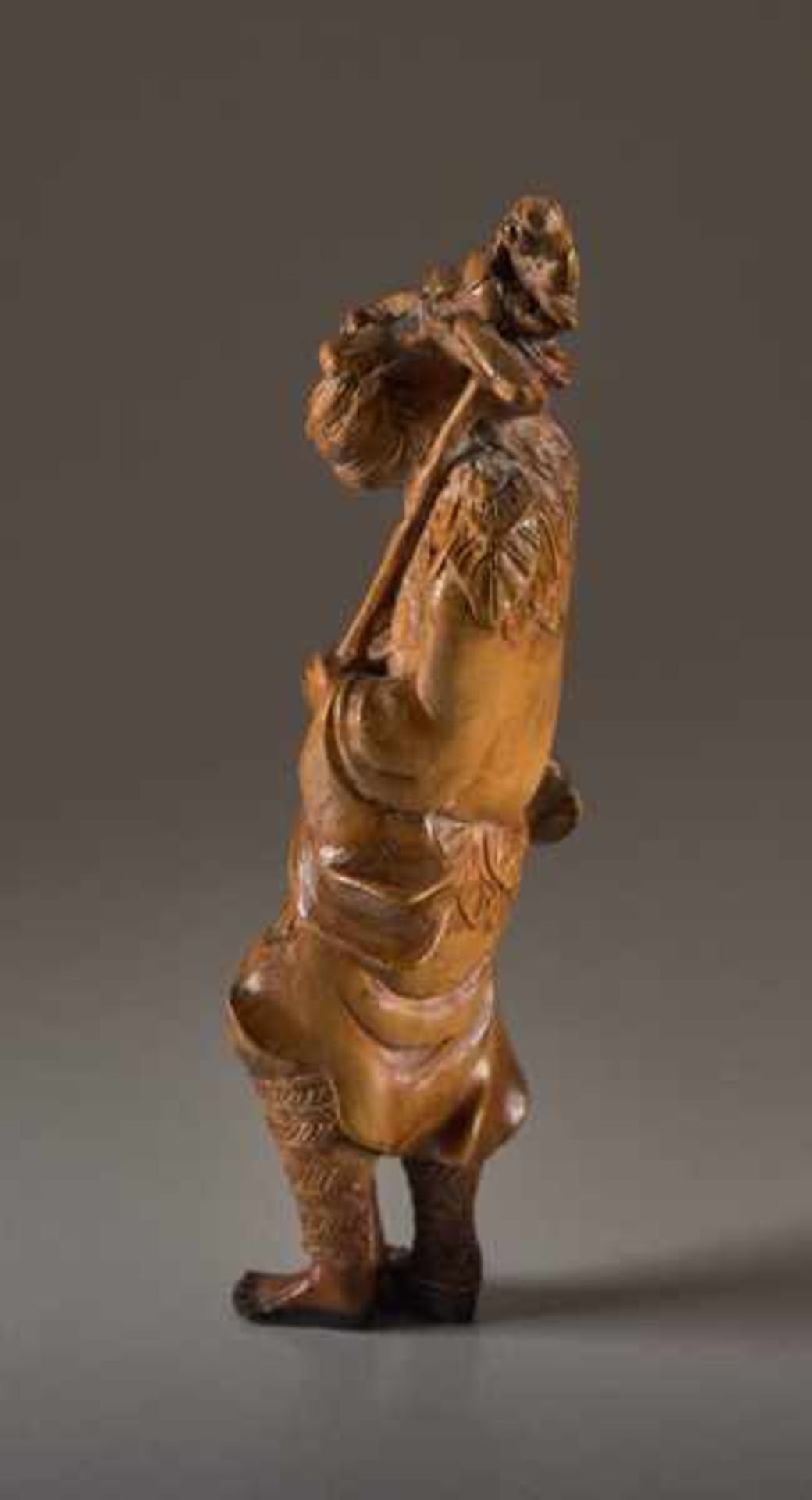 A TALL WOOD NETSUKE OF TEKKAI SENNIN Wood netsuke. Japan, 19th centuryThe immortal with his iron - Image 3 of 8