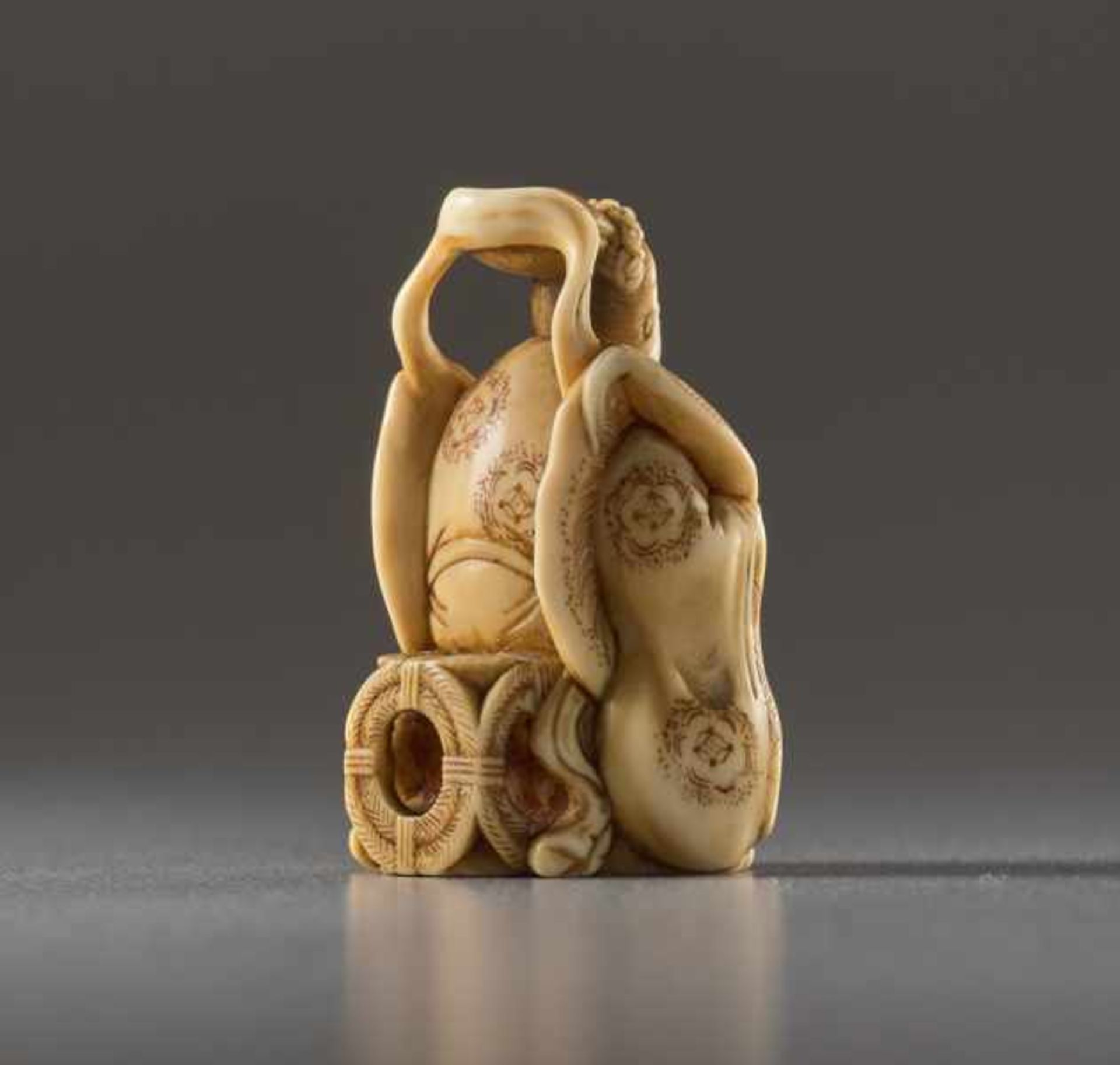 A SMALL IVORY NETSUKE OF SEIOBO Ivory netsuke. Japan, 19th centuryAn extraordinarily fine work - Image 4 of 5