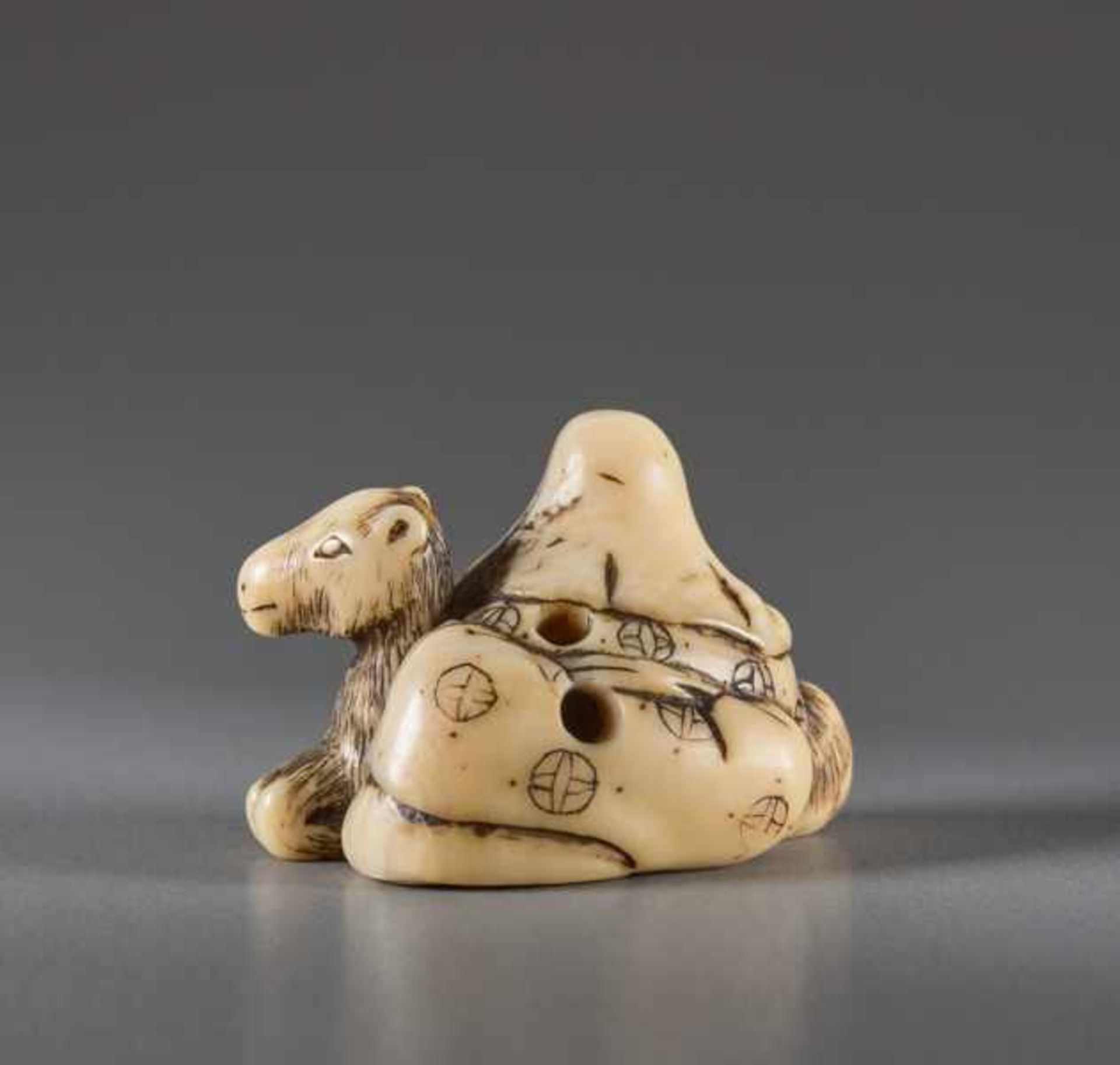 A SMALL IVORY NETSUKE BY RYUO OF FUKUROKUJU Ivory netsuke. Japan, 18th centuryFukurokuju is depicted - Image 5 of 6