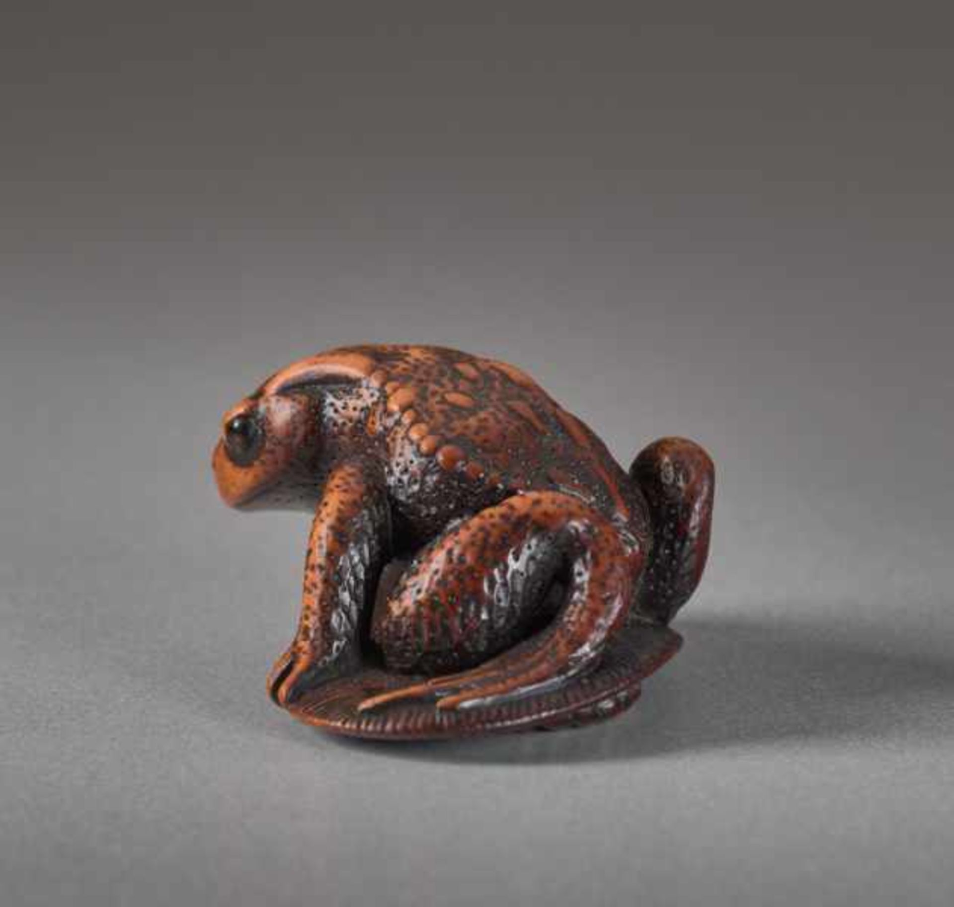 A WOOD NETSUK E BY TANRI OF A TOAD ON A SANDAL Wood netsuke. Japan, 19th centuryThis very finely - Image 4 of 5