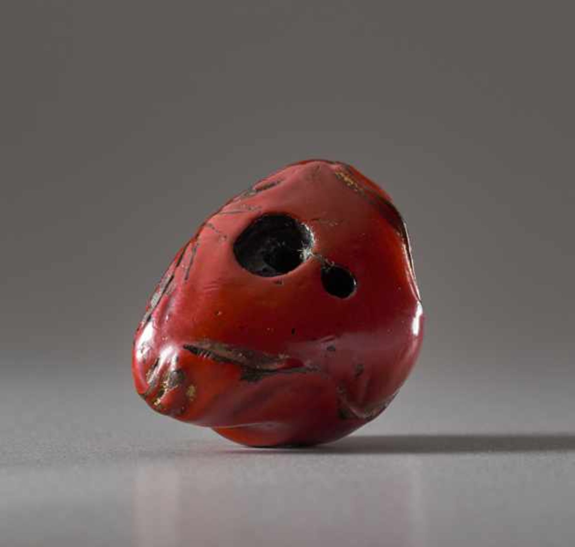 A LACQUERED WOOD AND IVORY NETSUKE OF DARUMA Wood, ivory and lacquer netsuke. Japan, 19th - Image 5 of 5