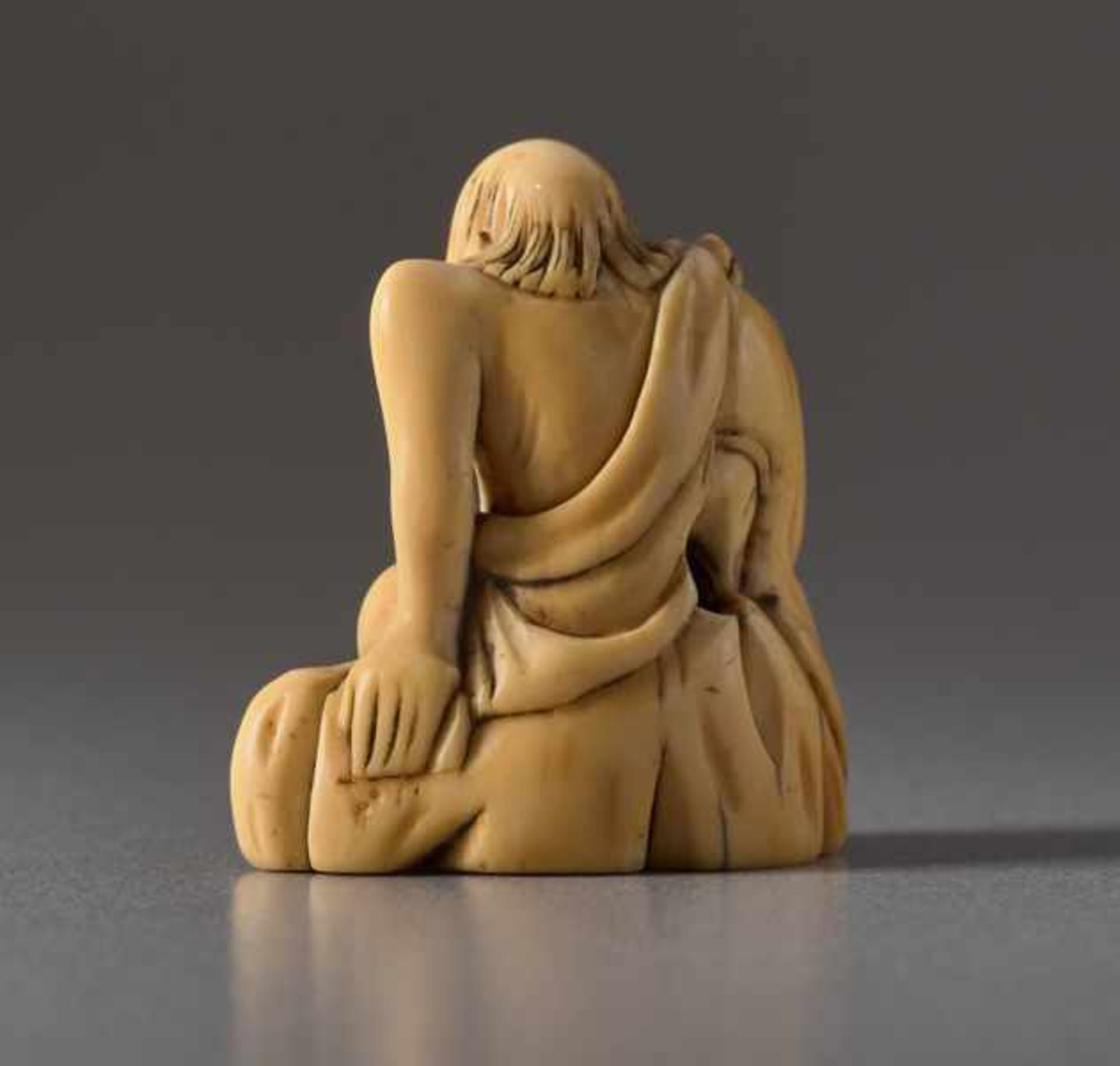 AN IVORY NETSUKE OF AN IMMORTAL ON A ROCK Ivory netsuke. Japan, 18th centuryLarge head of a wise - Image 4 of 5