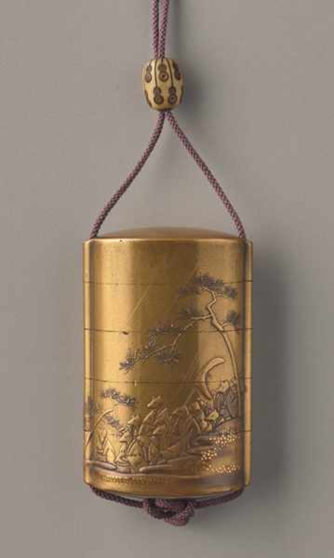 A FOUR CASE LACQUER AND GOLD INRO BY KAJIKAWA OF FOXES Lacquer and gold inro, horn ojime with - Image 3 of 4