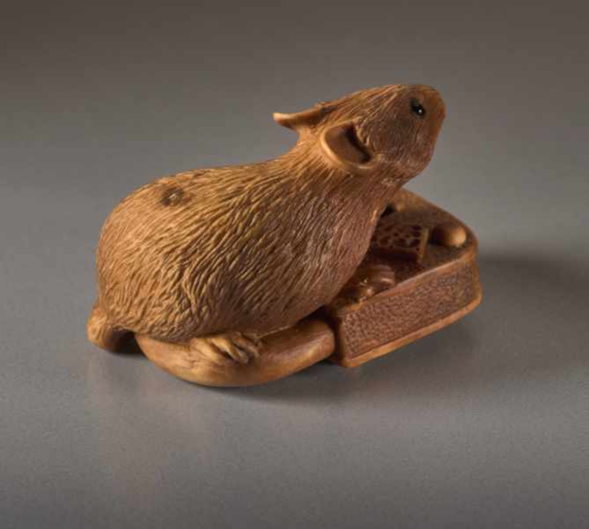 A BOXWOOD NETSUKE BY ALEXANDER DERKACHENKO Boxwood netsuke. Japan, Nezumi, the Japanese word for rat - Image 5 of 7