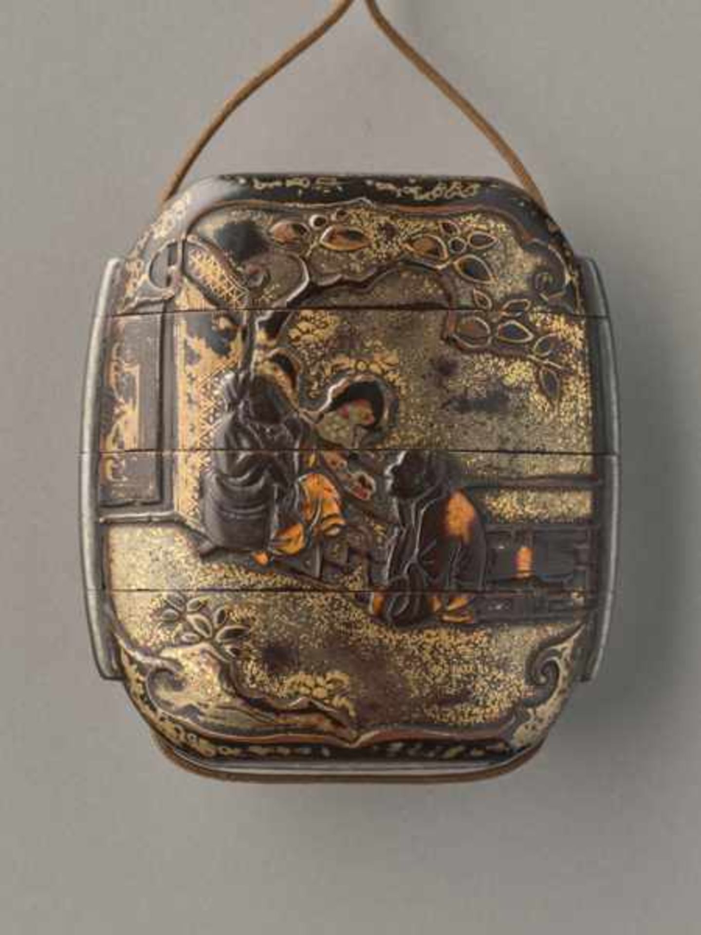 A THREE CASE LACQUER AND GOLD INRO OF A PALACE GARDEN SCENE Lacquer, horn and gold inro, lacquer - Image 3 of 4