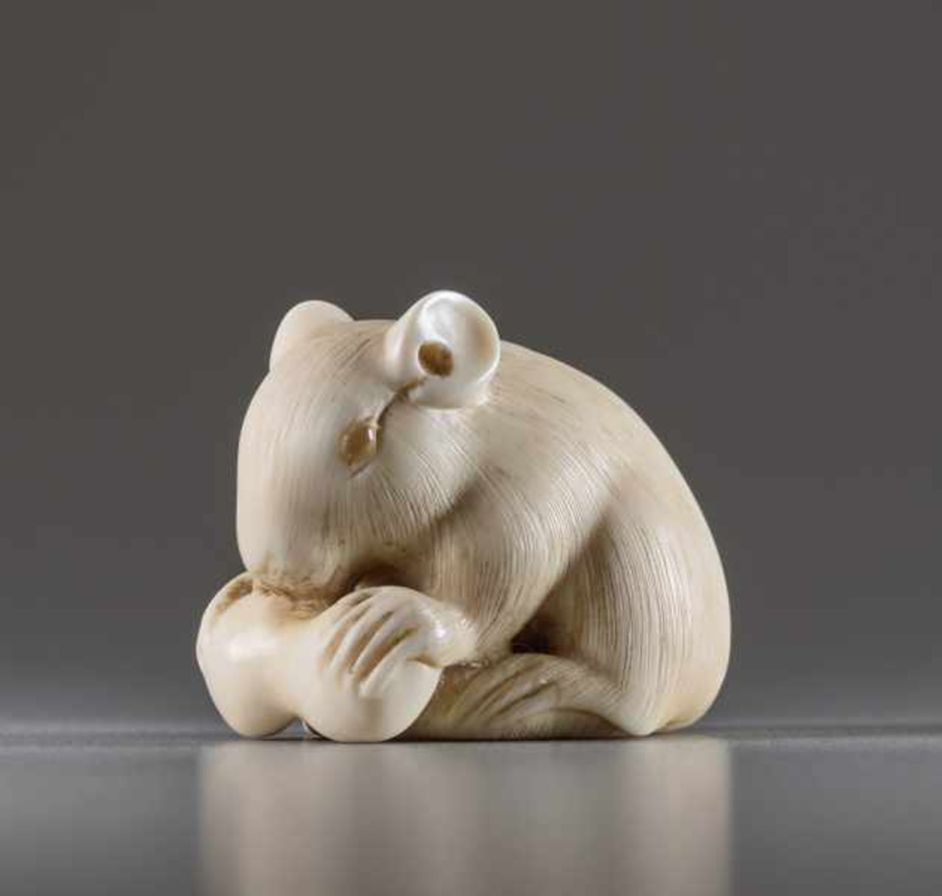 AN IVORY NETSUKE BY IKKO OF A RAT WITH DOUBLE GOURD Ivory netsuke. Japan, 19th centuryA very - Image 3 of 6