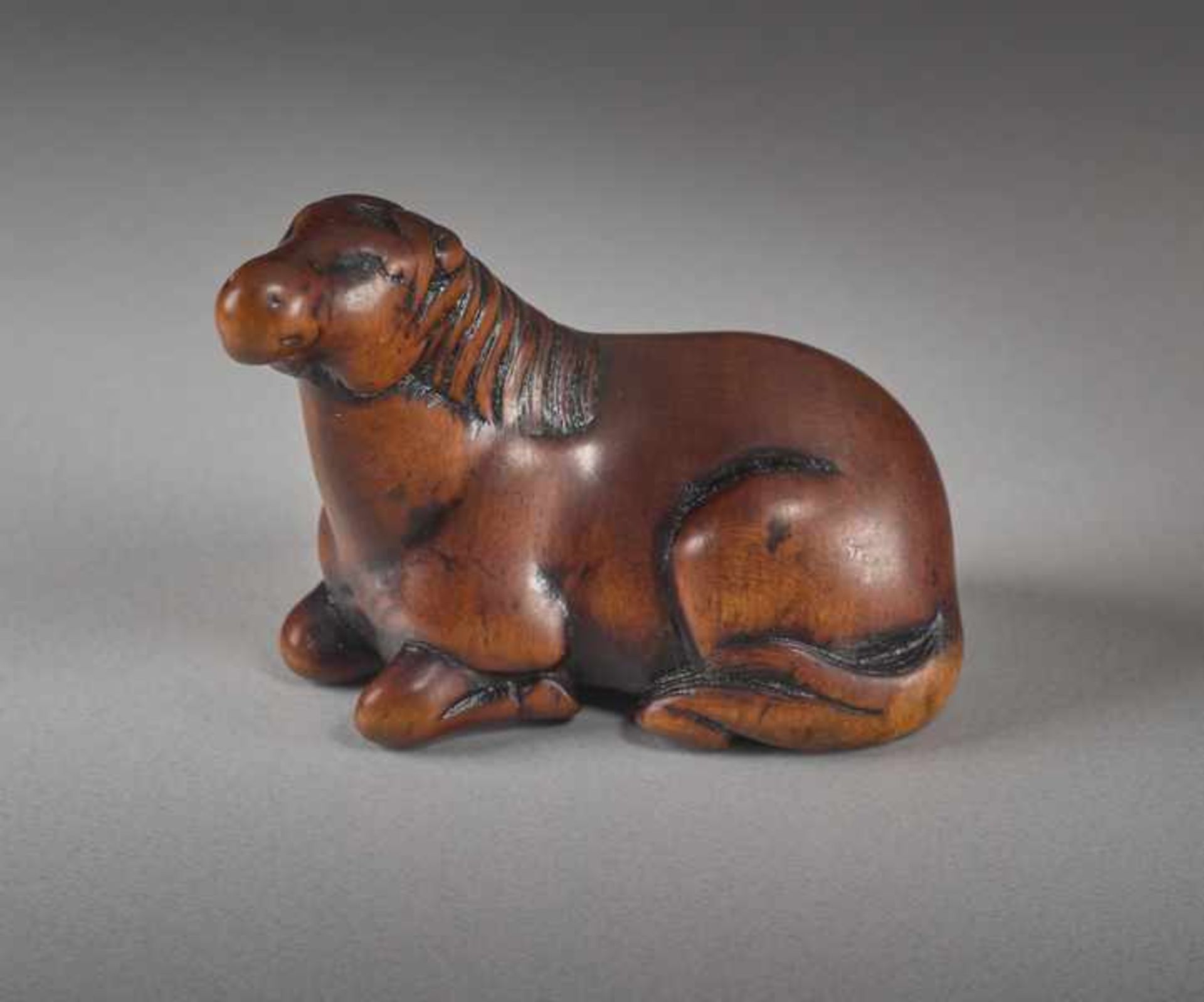 A WOOD NETSUKE OF A RECUMBENT HORSE Wood netsuke. Japan, first half of 19th centuryA very perceptive - Image 2 of 6