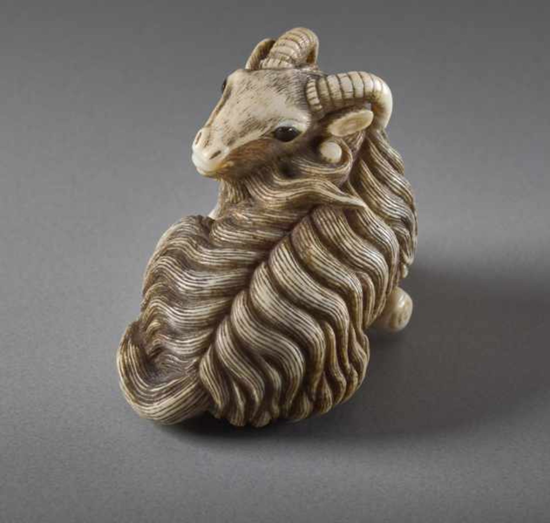 AN IVORY NETSUKE OF A GOAT Ivory netsuke. Japan, 18th centuryA masterfully executed netsuke of a - Image 2 of 5