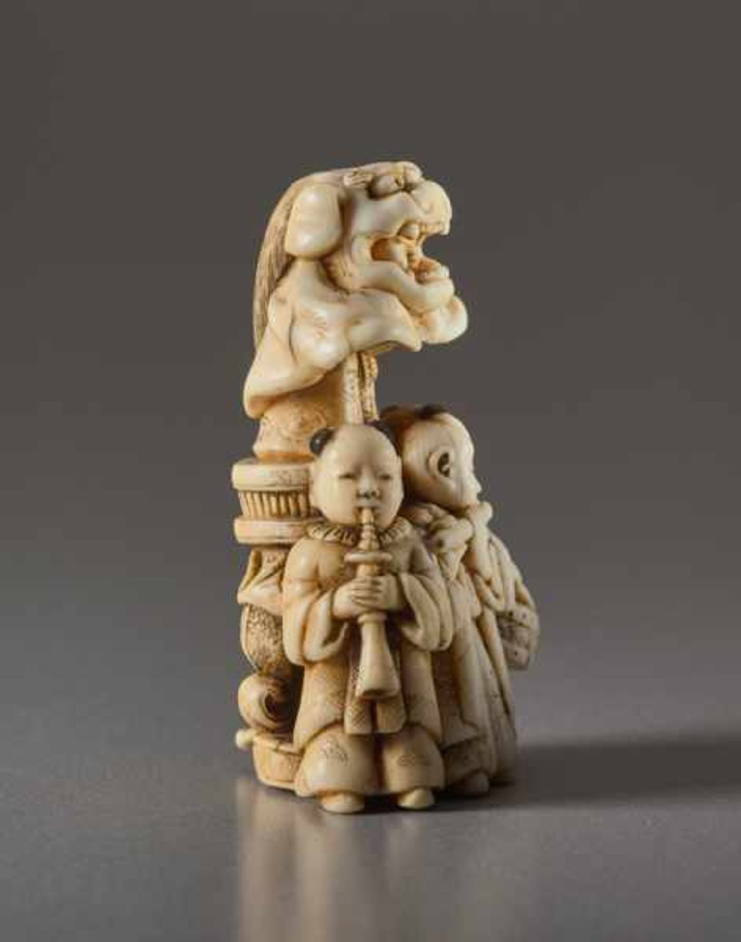 AN IVORY NETSUKE OF THE LION DANCE SHISHIMAI Ivory netsuke. Japan, 19th centuryA very amusing - Image 5 of 6