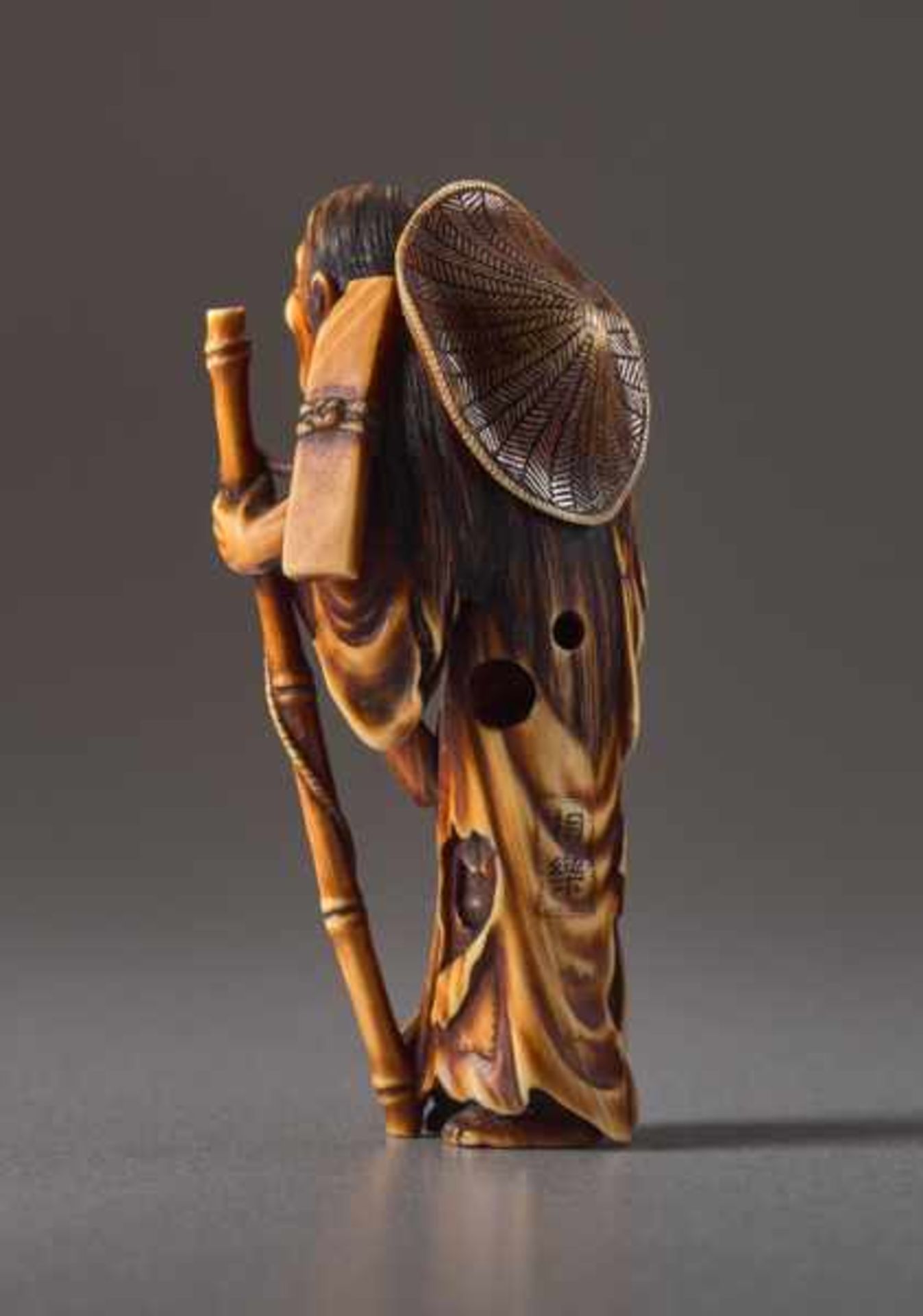 AN IVORY NETSUKE BY SORAKU OF THE POET KOMACHI AS AN OLD WOMAN Ivory netsuke. Japan, 19th centuryA - Image 4 of 6