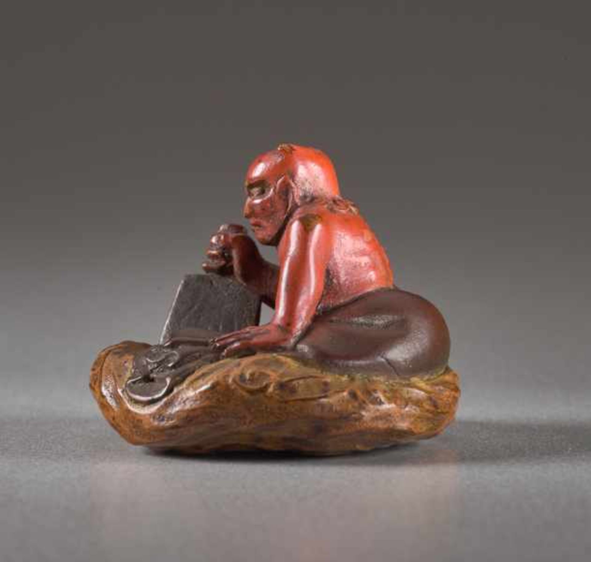 A LACQUER NETSUKE OF THE WIND GOD FUTEN Lacquer netsuke. Japan, 19th centuryFuten, the god of the - Image 3 of 6