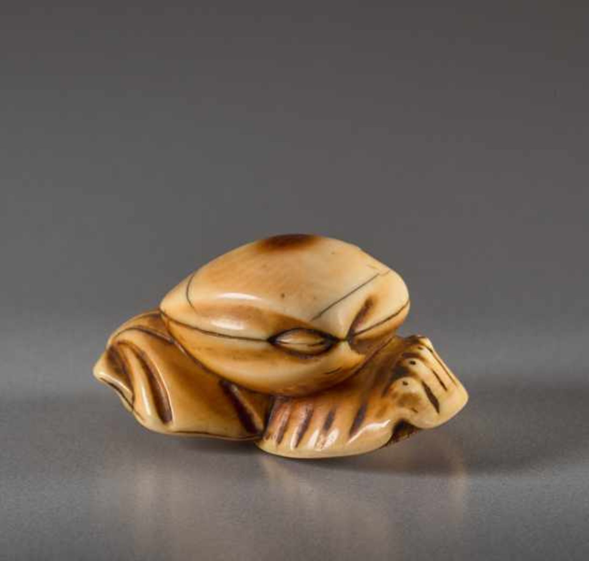 AN IVORY NETSUKE OF CLAMS AND MINOGAME Ivory netsuke. Japan, early 19th centuryA very finely crafted - Image 3 of 5