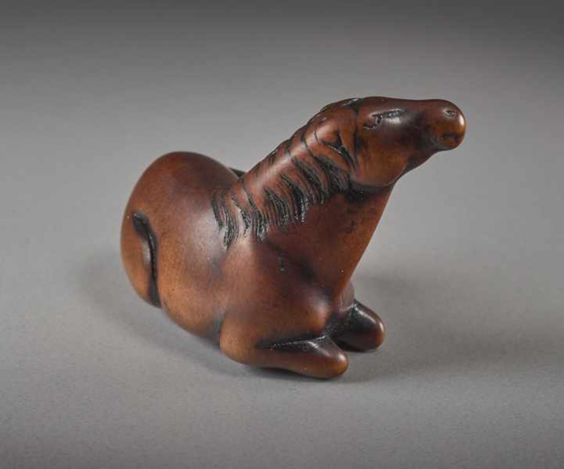 A WOOD NETSUKE OF A RECUMBENT HORSE Wood netsuke. Japan, first half of 19th centuryA very perceptive - Image 3 of 6