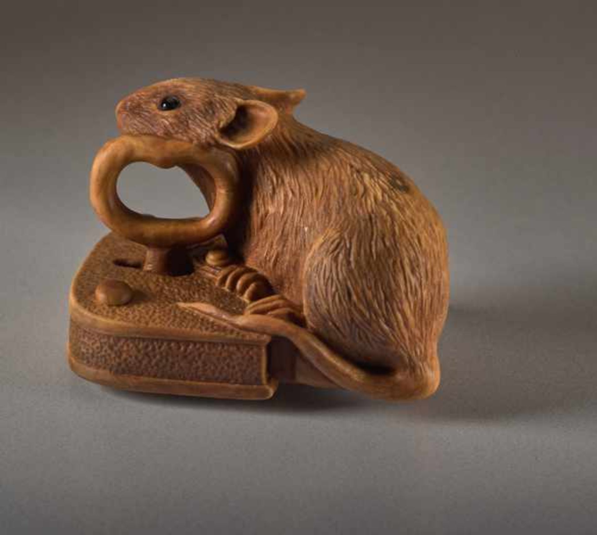 A BOXWOOD NETSUKE BY ALEXANDER DERKACHENKO Boxwood netsuke. Japan, Nezumi, the Japanese word for rat - Image 2 of 7