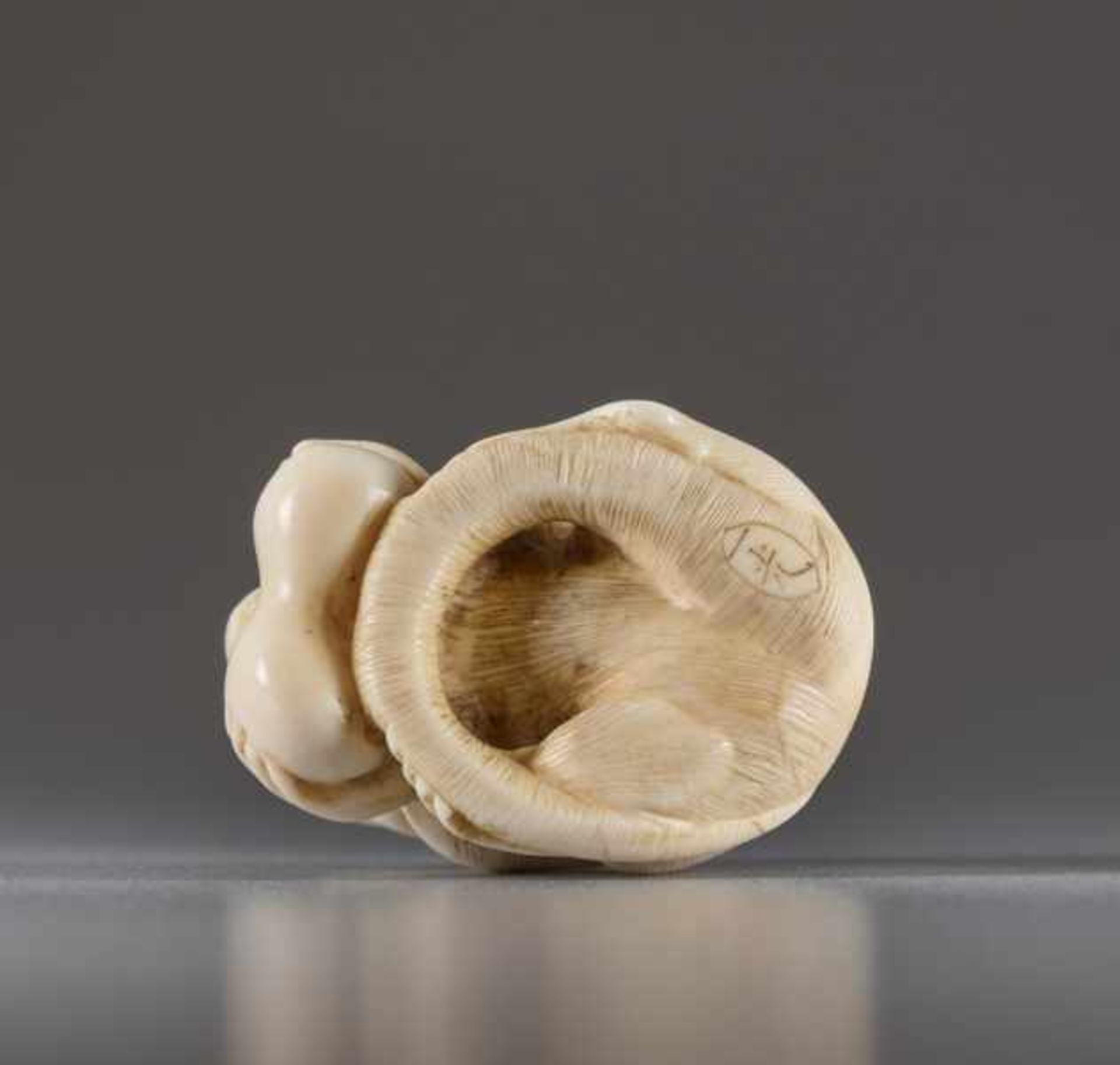 AN IVORY NETSUKE BY IKKO OF A RAT WITH DOUBLE GOURD Ivory netsuke. Japan, 19th centuryA very - Image 6 of 6