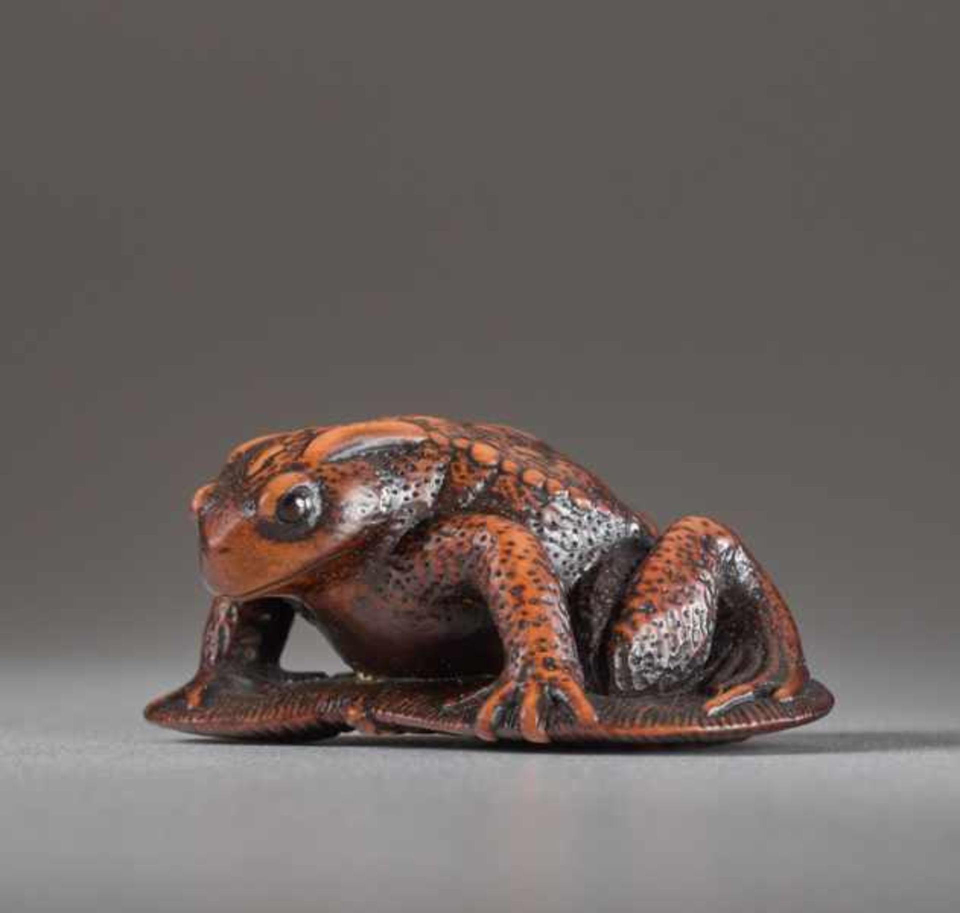 A WOOD NETSUK E BY TANRI OF A TOAD ON A SANDAL Wood netsuke. Japan, 19th centuryThis very finely - Image 2 of 5