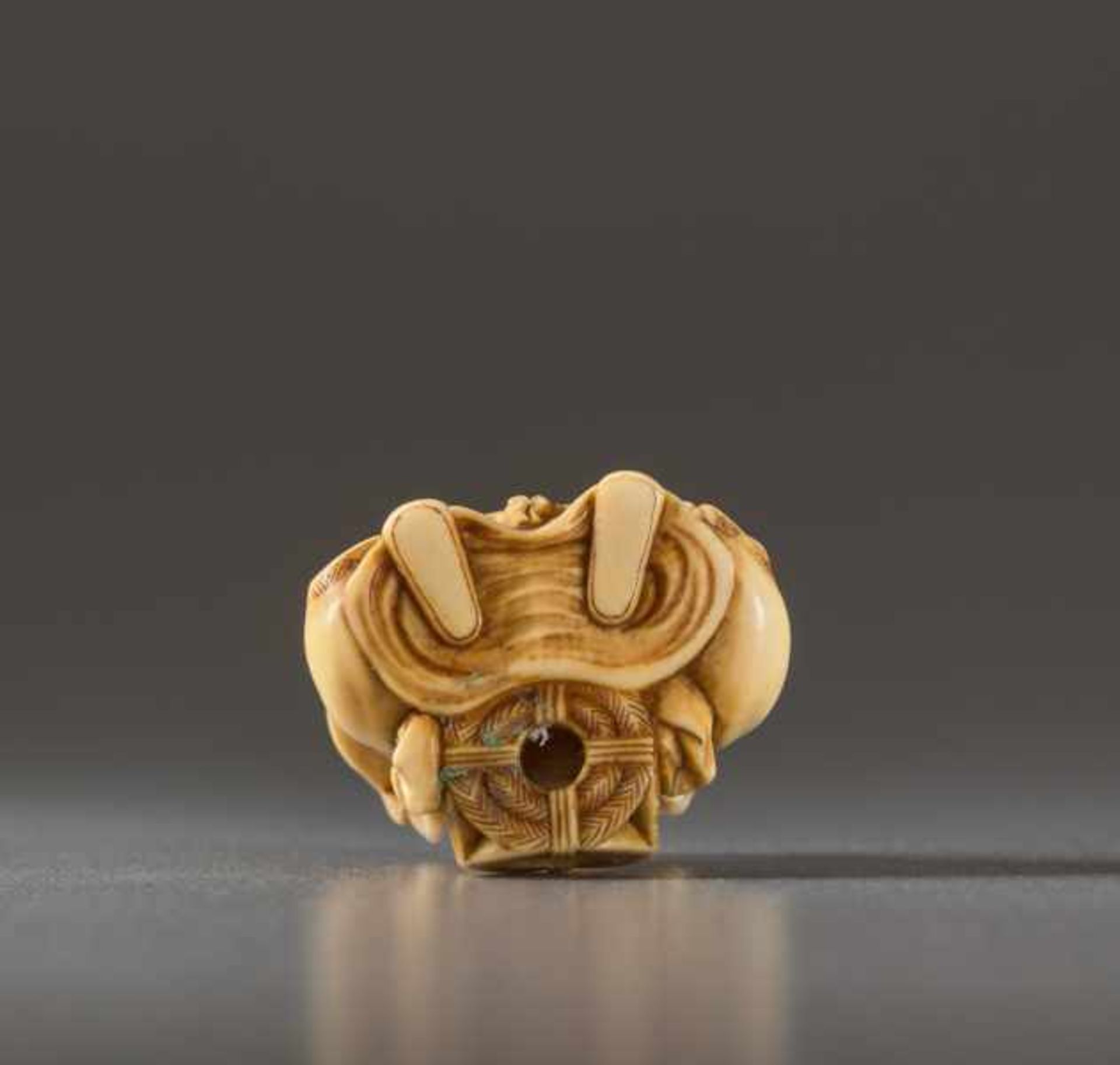 A SMALL IVORY NETSUKE OF SEIOBO Ivory netsuke. Japan, 19th centuryAn extraordinarily fine work - Image 5 of 5