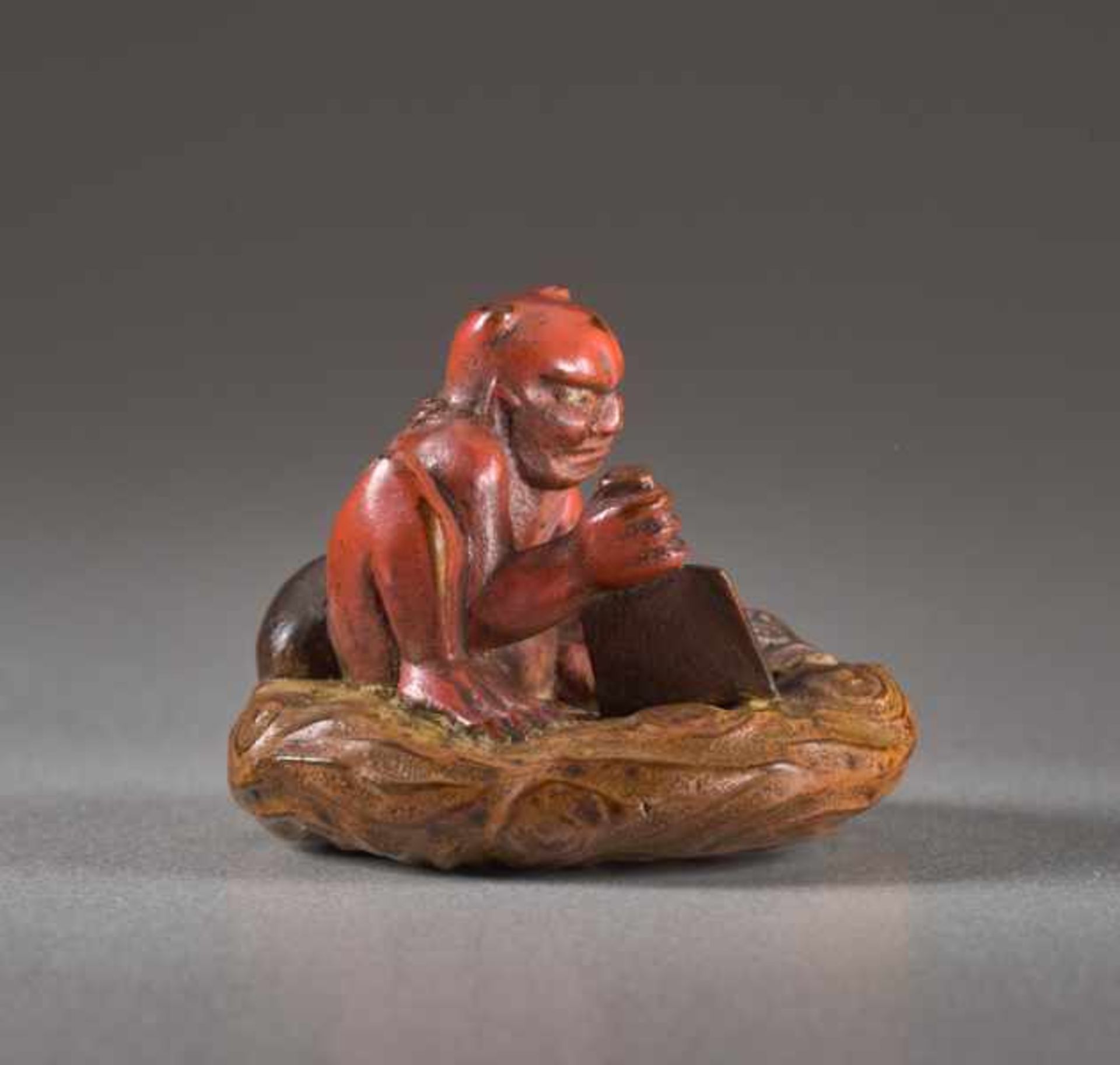 A LACQUER NETSUKE OF THE WIND GOD FUTEN Lacquer netsuke. Japan, 19th centuryFuten, the god of the - Image 4 of 6