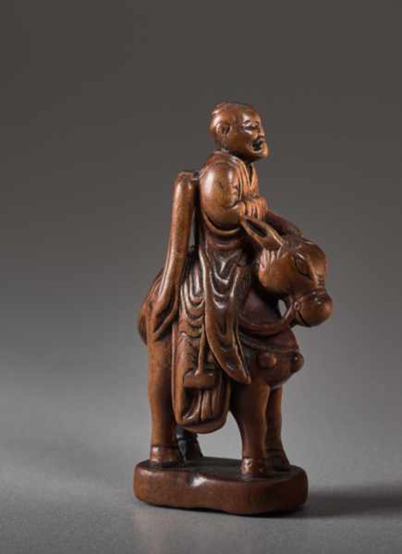 A WOOD NETSUKE OF TOBA SEATED ON HIS MULE Wood netsuke. Japan, 19th centuryToba is a historic - Image 3 of 5