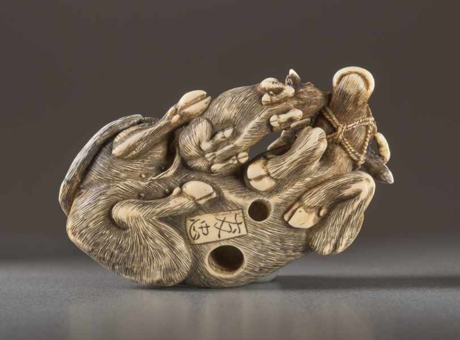 AN IVORY NETSUKE OF A COW SIGNED TOMOTADA Ivory netsuke. Japan, 18th centuryKyoto works depicting - Image 5 of 5