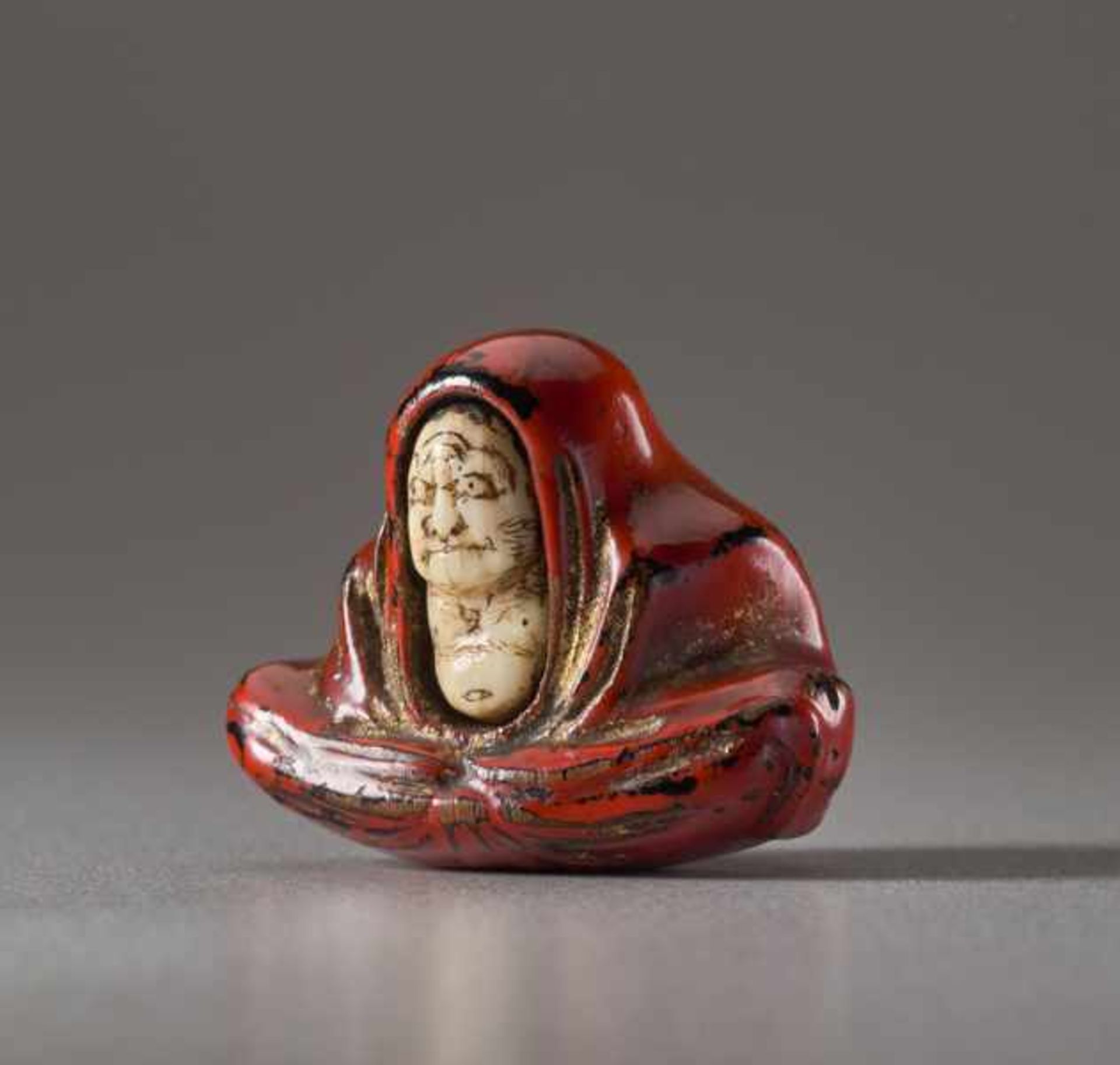 A LACQUERED WOOD AND IVORY NETSUKE OF DARUMA Wood, ivory and lacquer netsuke. Japan, 19th - Image 3 of 5