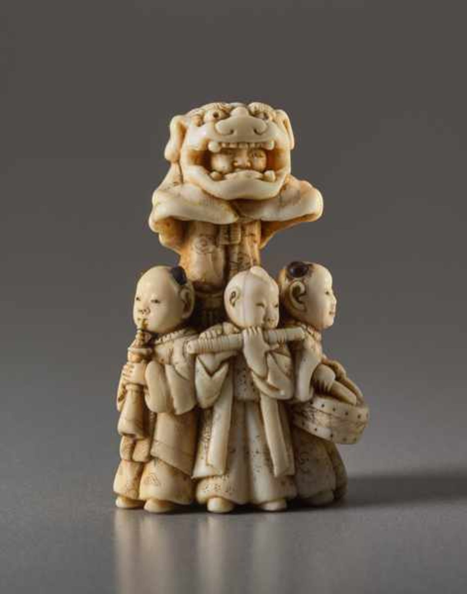 AN IVORY NETSUKE OF THE LION DANCE SHISHIMAI Ivory netsuke. Japan, 19th centuryA very amusing - Image 2 of 6