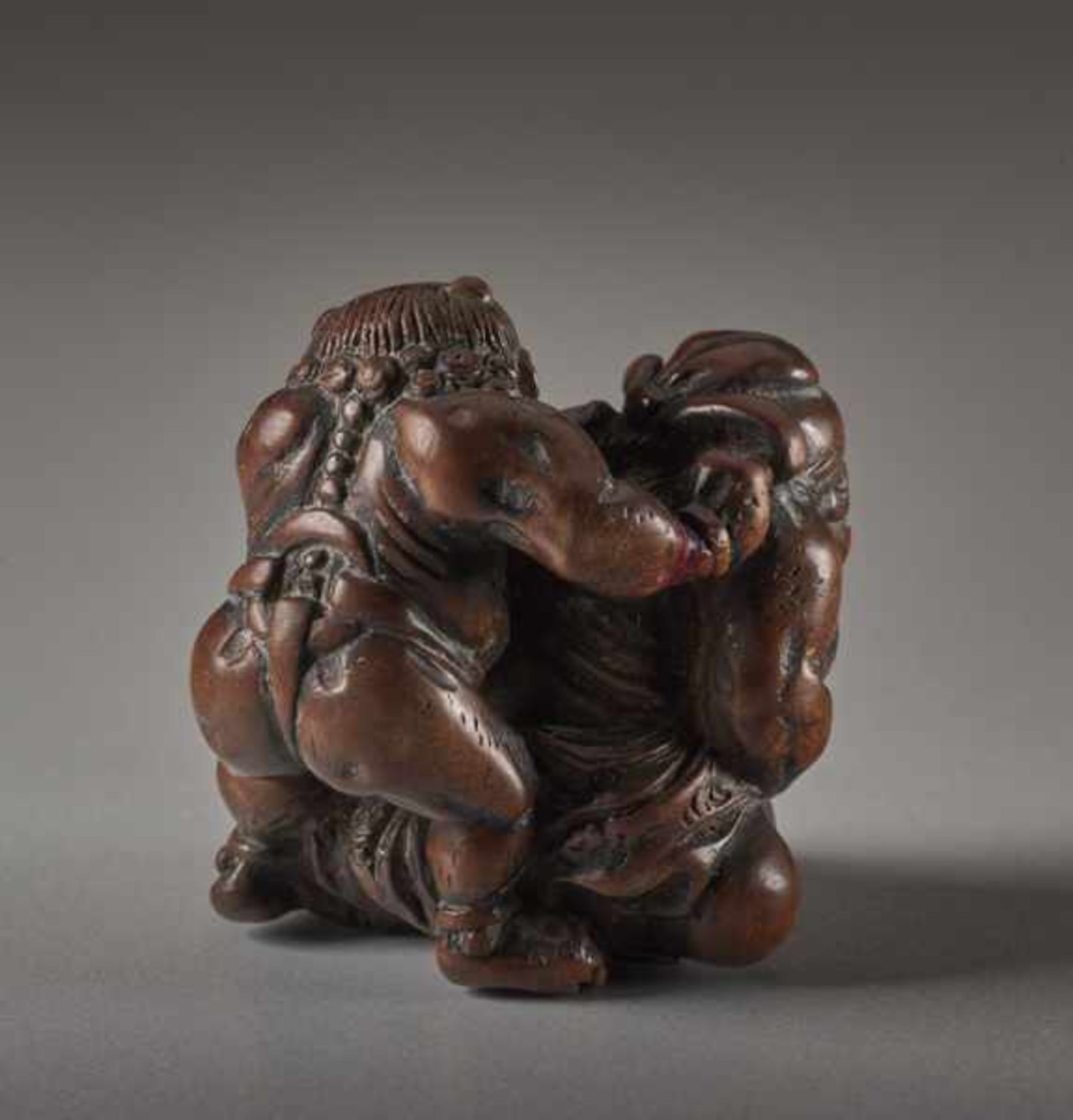 A WOOD NETSUKE OF THE DEMON QUELLER SHOKI WITH ONI Wood netsuke. Japan, 19th centuryThe famous - Image 4 of 6