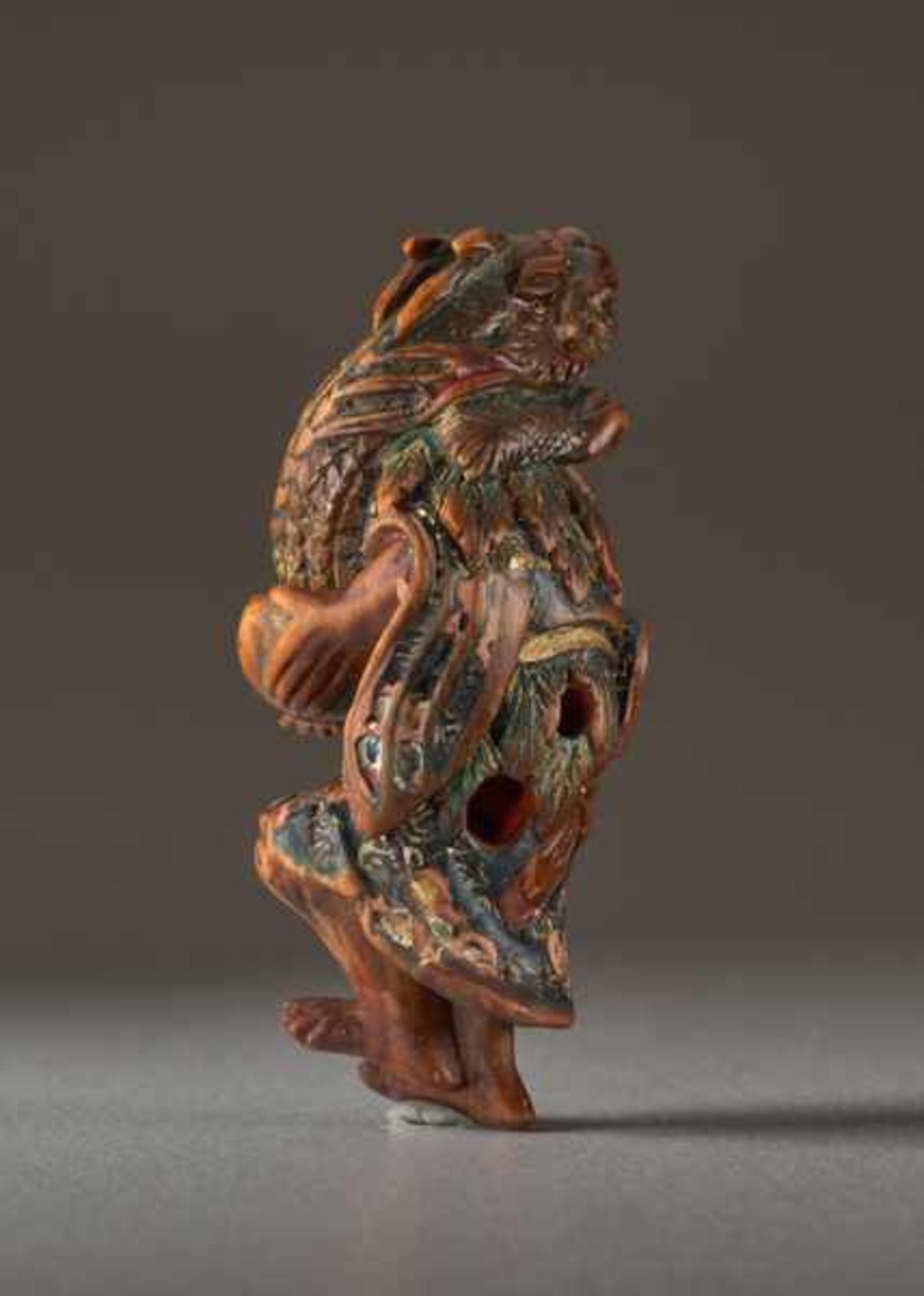 A PAINTED WOOD NETSUKE BY NAGAMACHI SHUZAN OF CHINNAN SENNIN Wood netsuke with colors. Japan, 19th - Image 5 of 5