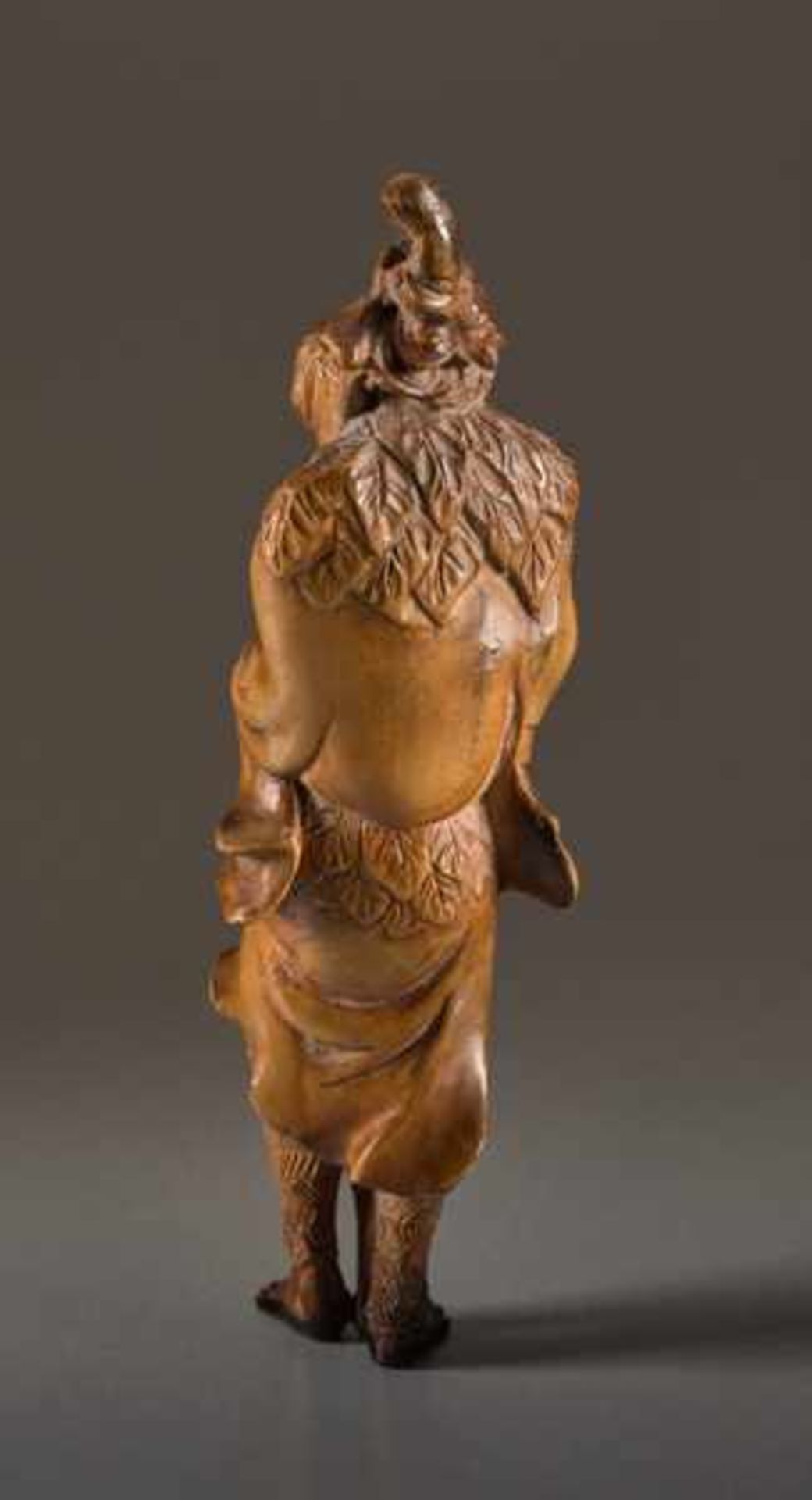 A TALL WOOD NETSUKE OF TEKKAI SENNIN Wood netsuke. Japan, 19th centuryThe immortal with his iron - Image 7 of 8