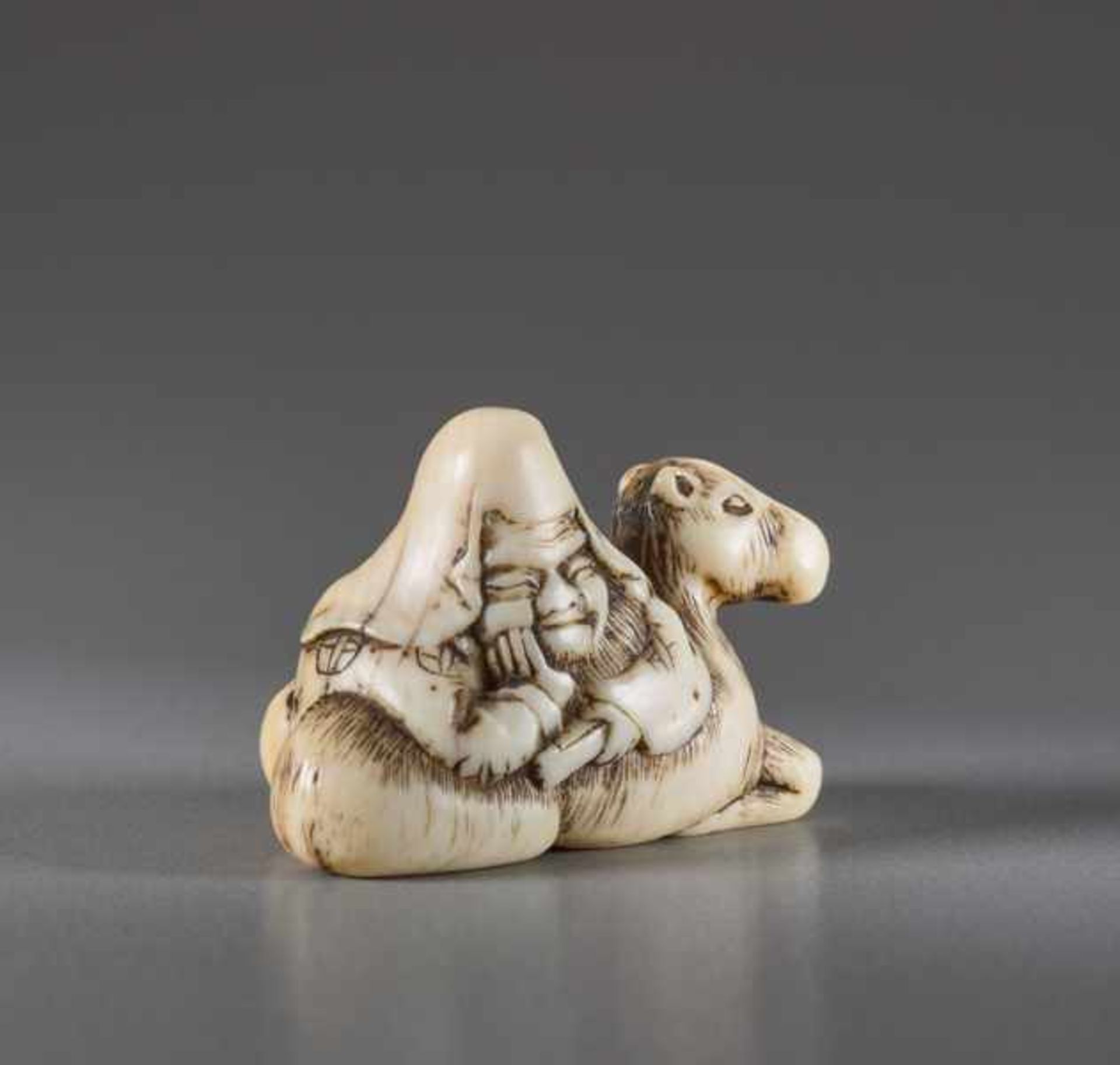 A SMALL IVORY NETSUKE BY RYUO OF FUKUROKUJU Ivory netsuke. Japan, 18th centuryFukurokuju is depicted - Image 3 of 6