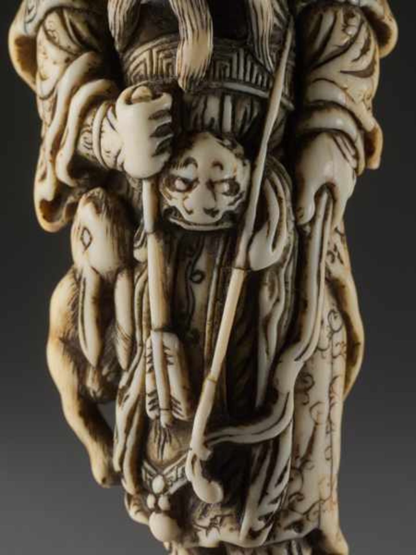 AN IMPORTANT TALL IVORY NETSUKE OF A MONGOLIAN ARCHER Ivory netsuke. Japan, 18th centuryWorks like - Image 5 of 5