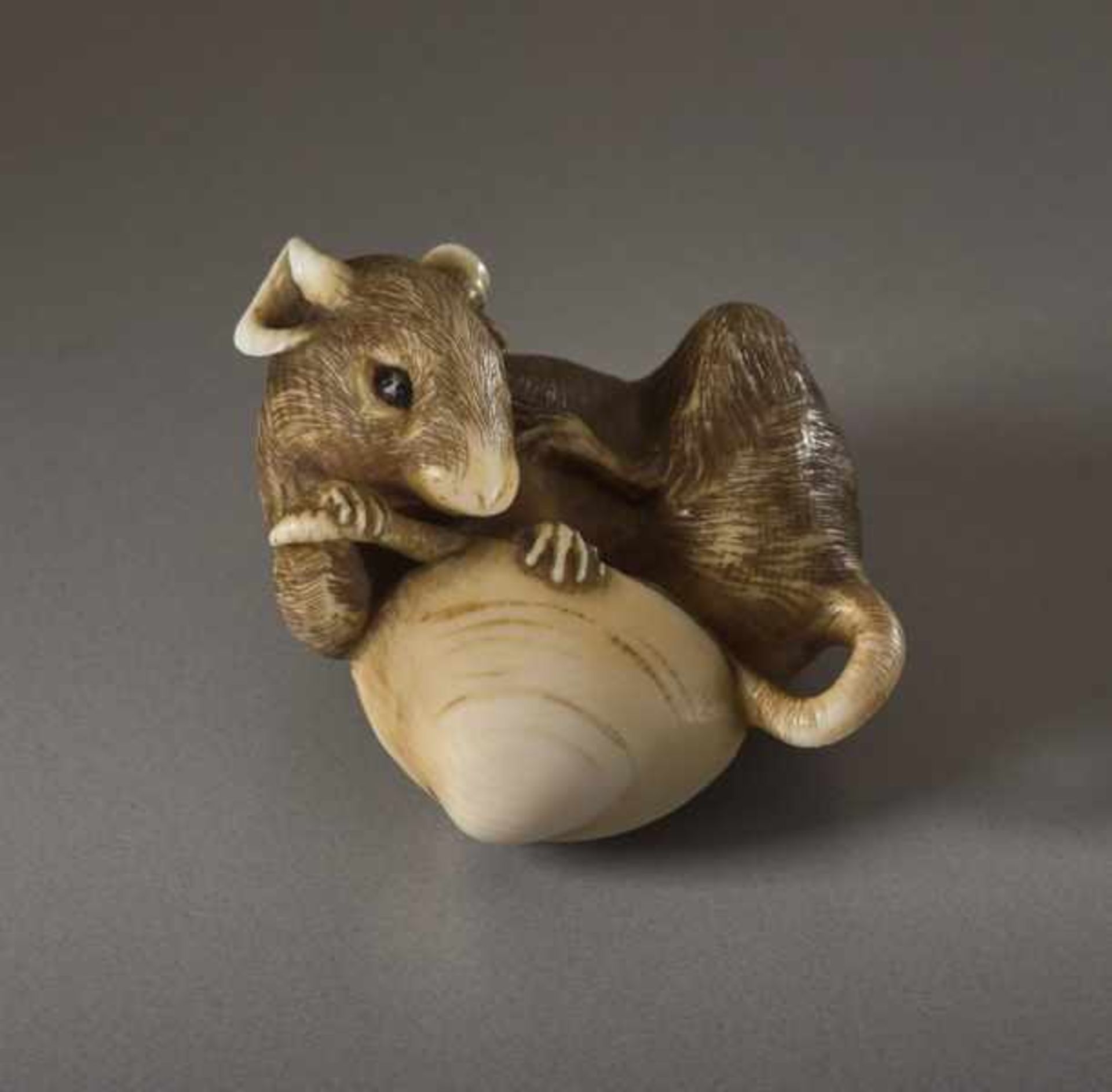 AN IVORY NETSUKE BY BISHU OF A RAT WITH ITS TAIL STUCK IN A CLAM Ivory netsuke. Japan, 20th - Image 2 of 4