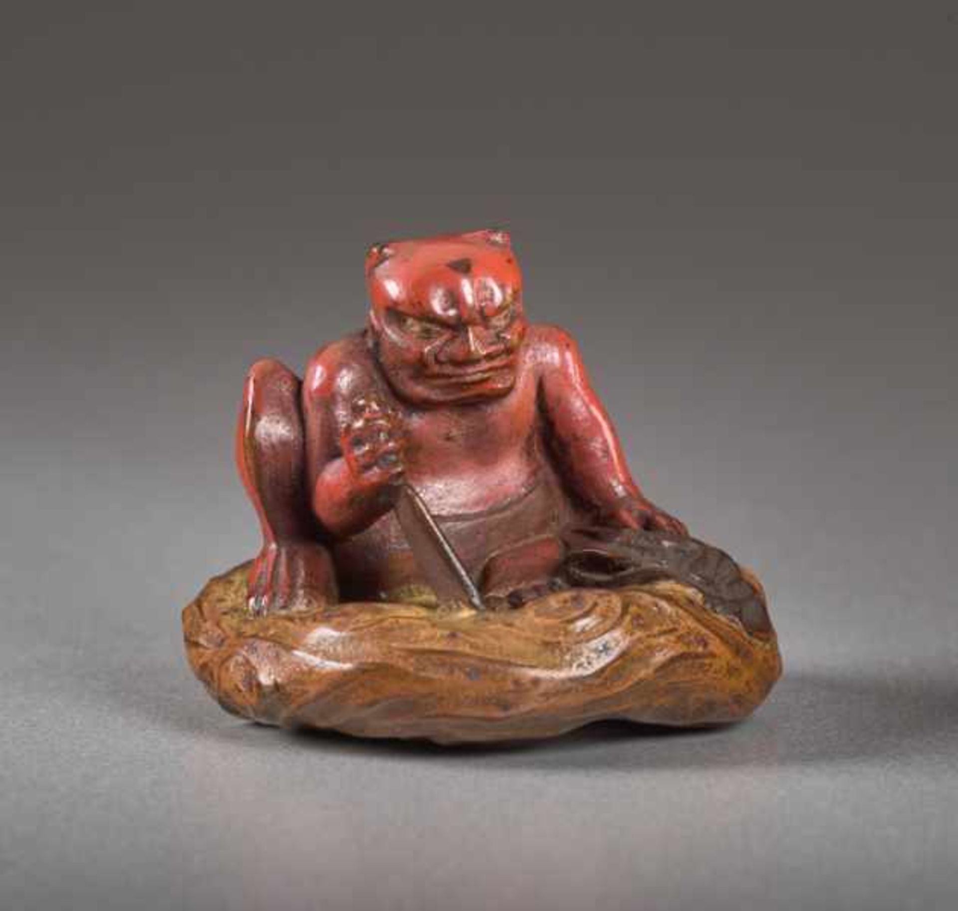 A LACQUER NETSUKE OF THE WIND GOD FUTEN Lacquer netsuke. Japan, 19th centuryFuten, the god of the - Image 2 of 6