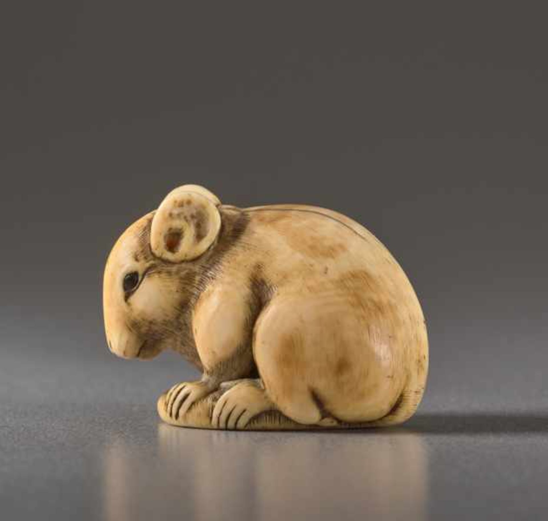 AN IVORY NETSUKE BY IKKO OF A SEATED RAT Ivory netsuke. Japan, 19th centuryA very good work, with - Image 3 of 5