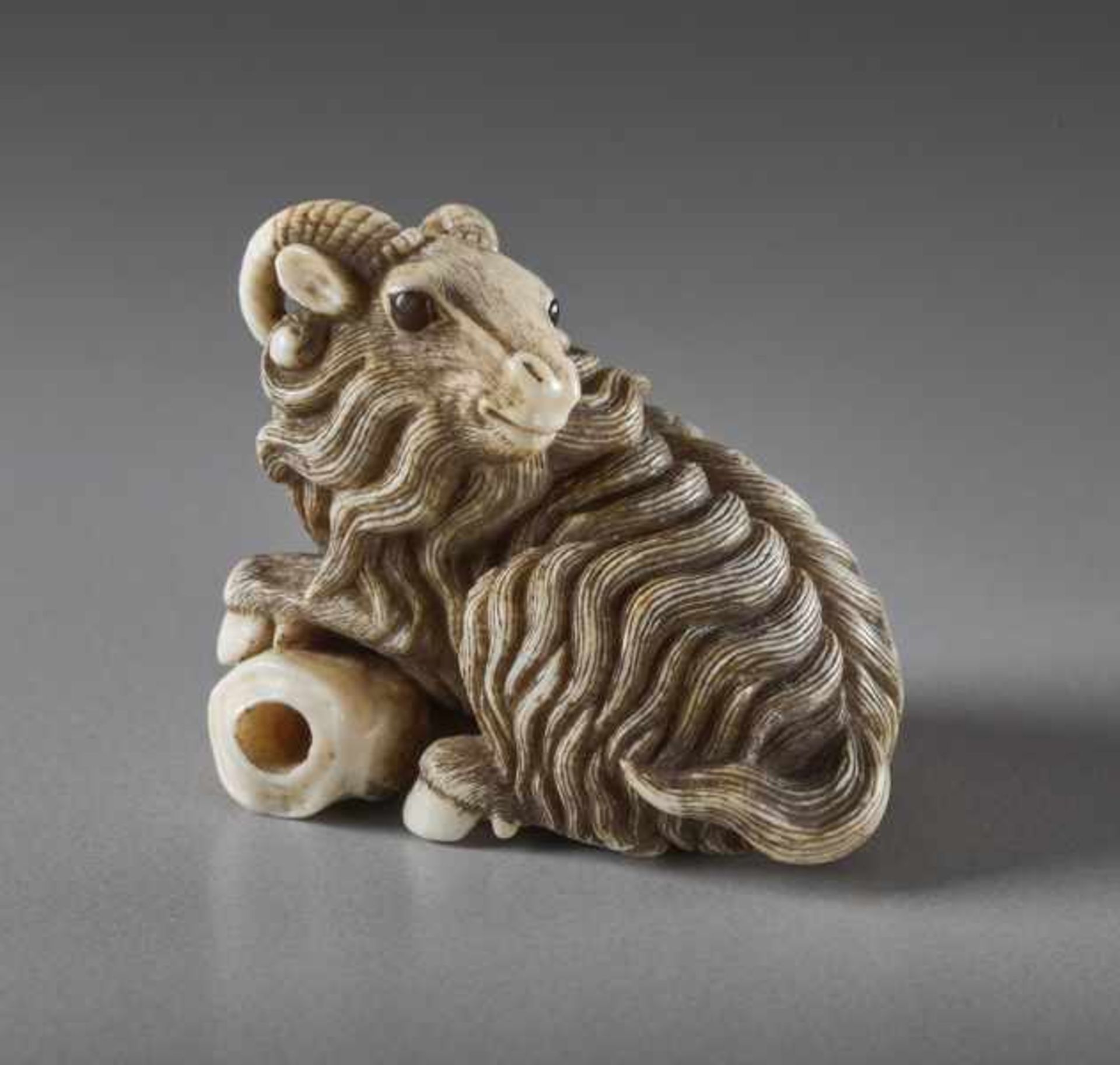 AN IVORY NETSUKE OF A GOAT Ivory netsuke. Japan, 18th centuryA masterfully executed netsuke of a - Image 4 of 5