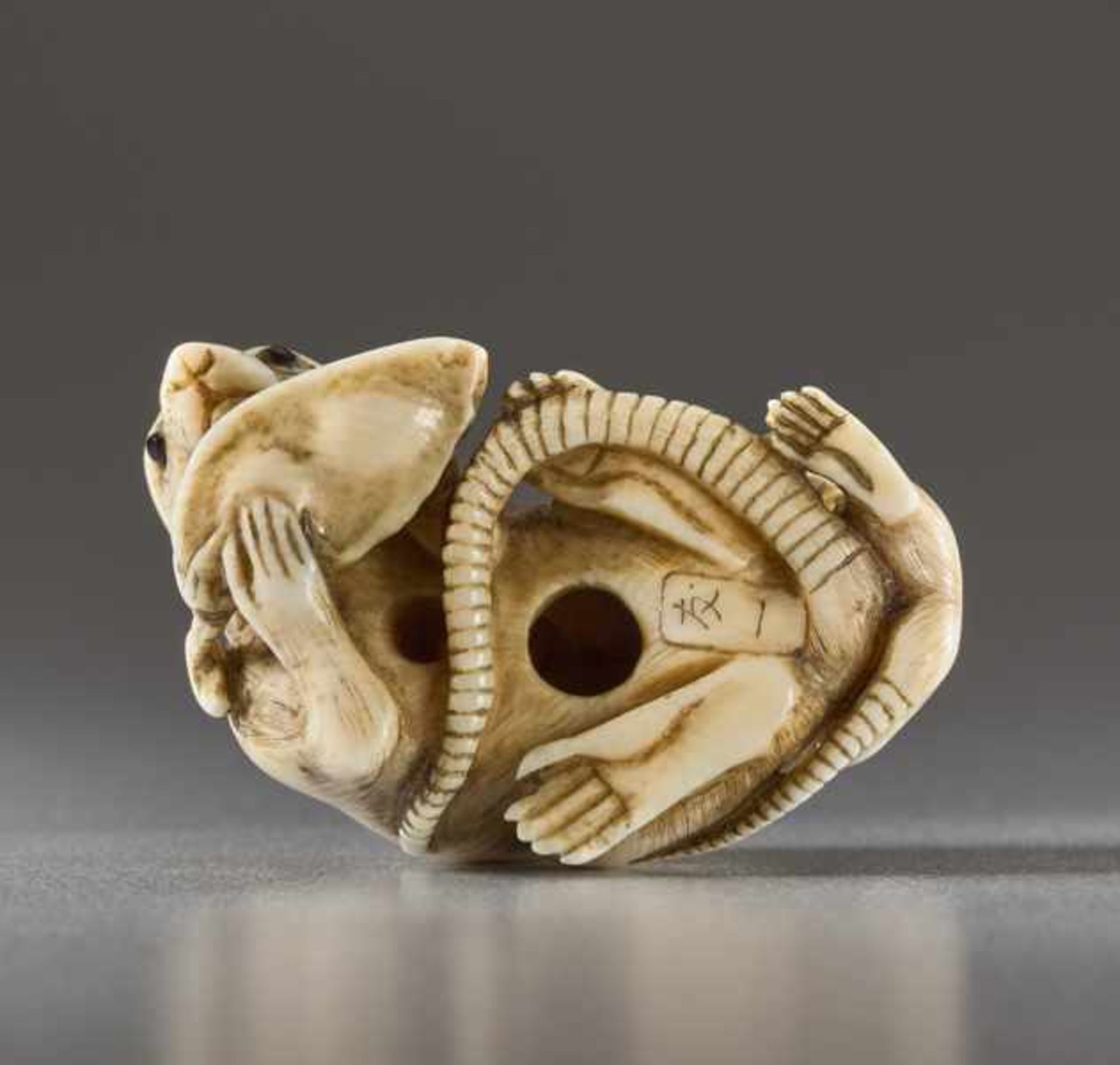 AN IVORY NETSUKE BY TOMOKAZU OF TWO RATS Ivory netsuke. Japan, 19th centuryA lively and amusing - Image 5 of 5