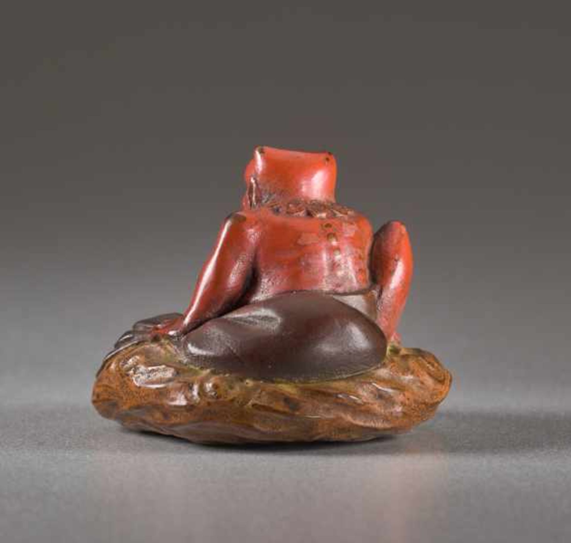 A LACQUER NETSUKE OF THE WIND GOD FUTEN Lacquer netsuke. Japan, 19th centuryFuten, the god of the - Image 5 of 6