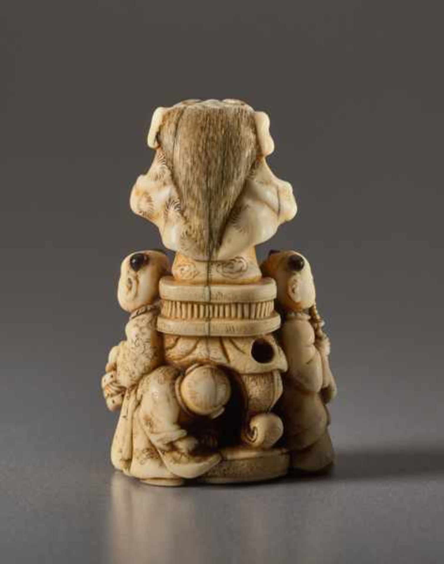 AN IVORY NETSUKE OF THE LION DANCE SHISHIMAI Ivory netsuke. Japan, 19th centuryA very amusing - Image 4 of 6