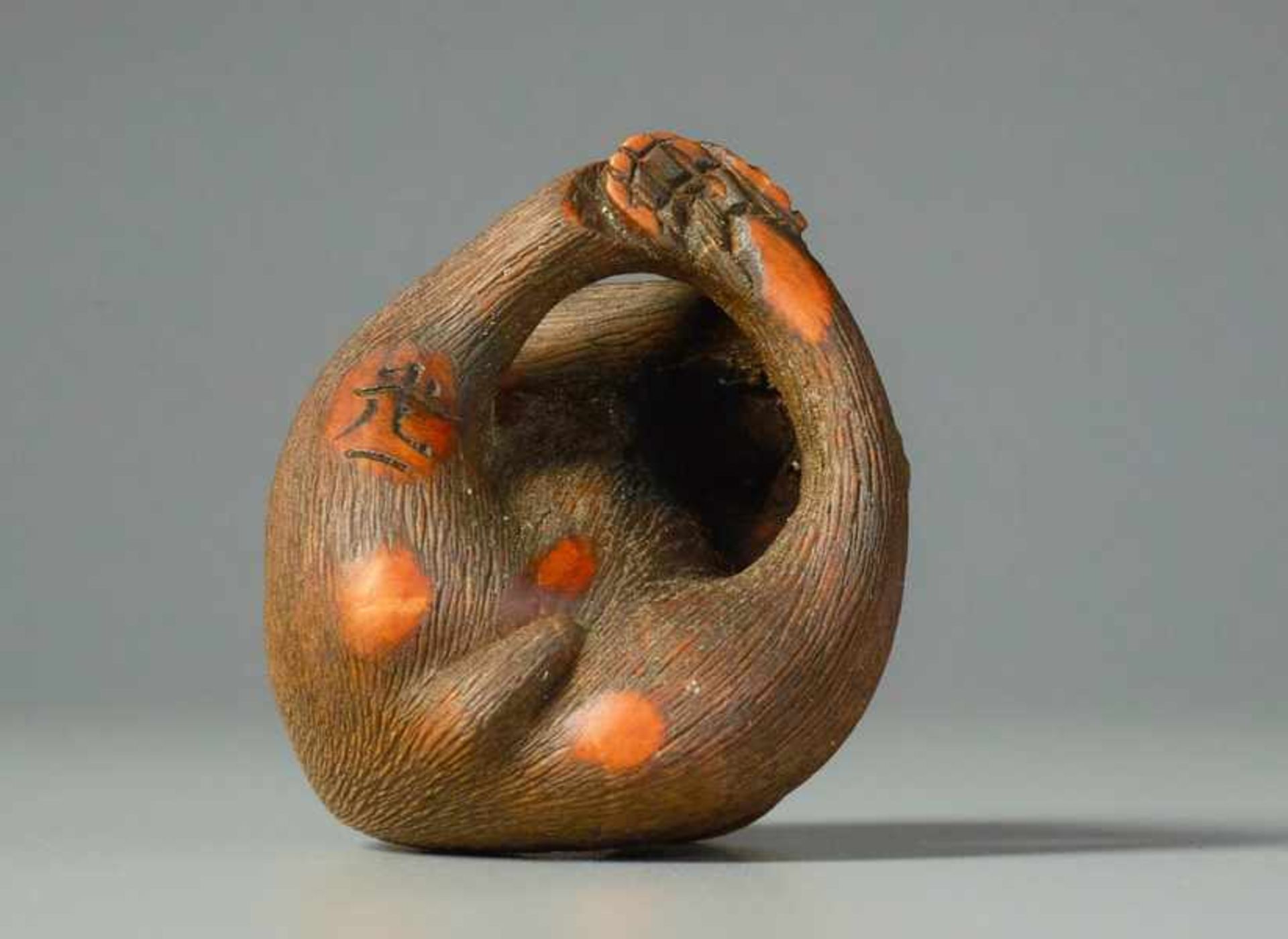 MONKEY BY KOICHI Wood netsuke. Japan, 19th centuryIn this masterfully crafted netsuke, the - Image 5 of 5