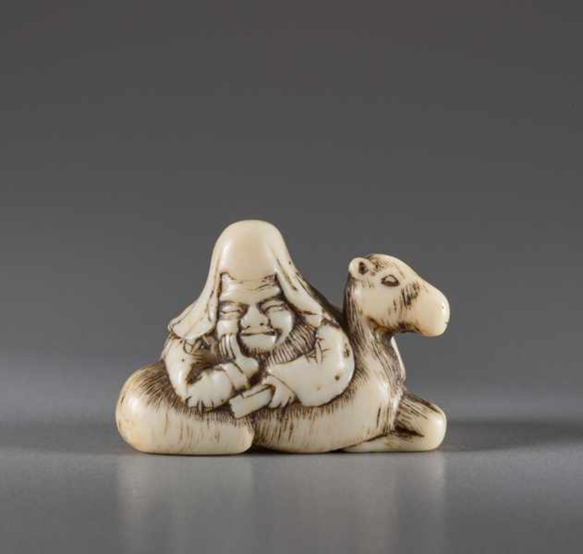 A SMALL IVORY NETSUKE BY RYUO OF FUKUROKUJU Ivory netsuke. Japan, 18th centuryFukurokuju is depicted - Image 4 of 6