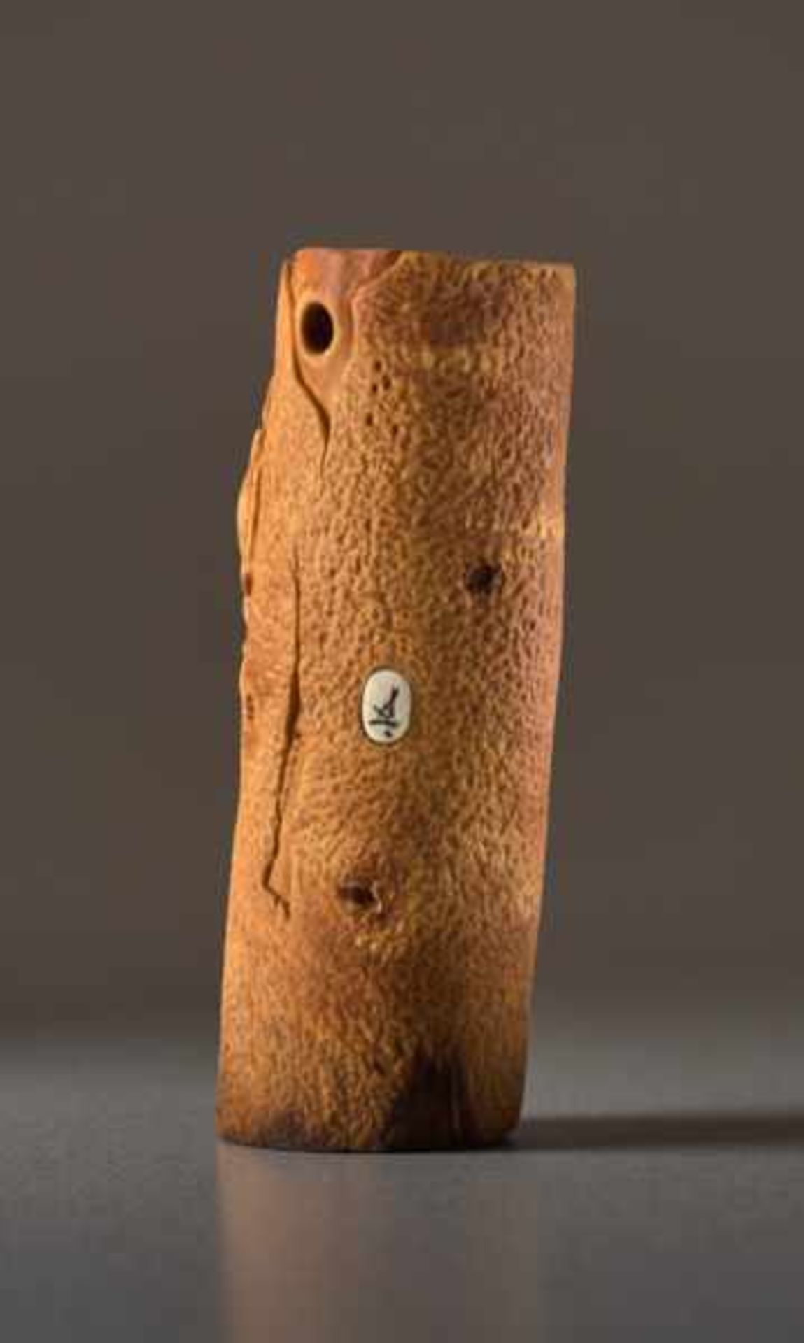 A BOXWOOD NETSUKE BY DERKACHENKO OF A BEETLE ON A TREE TRUNK Boxwood netsuke. Japan, A naturalistic, - Image 5 of 5